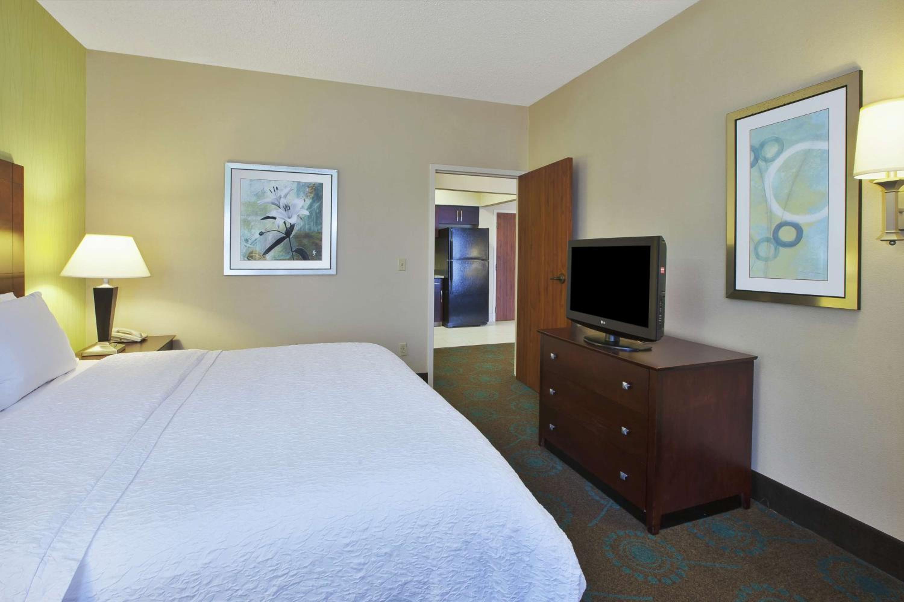 King Room with Accessible Tub - Mobility and Hearing Access/Non-Smoking - Photo 2