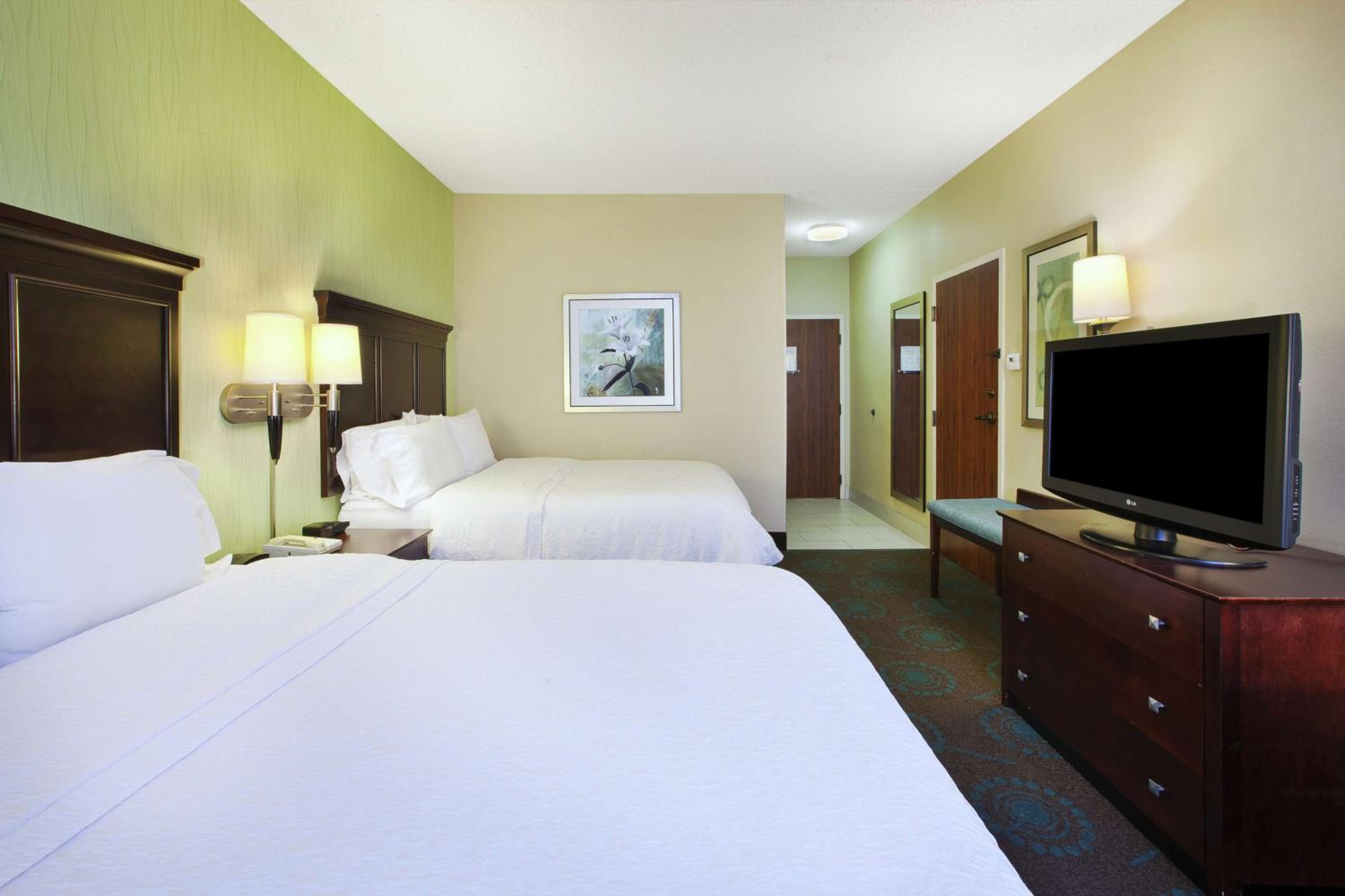 Queen Room with Two Queen Beds - Non-Smoking - Photo 4