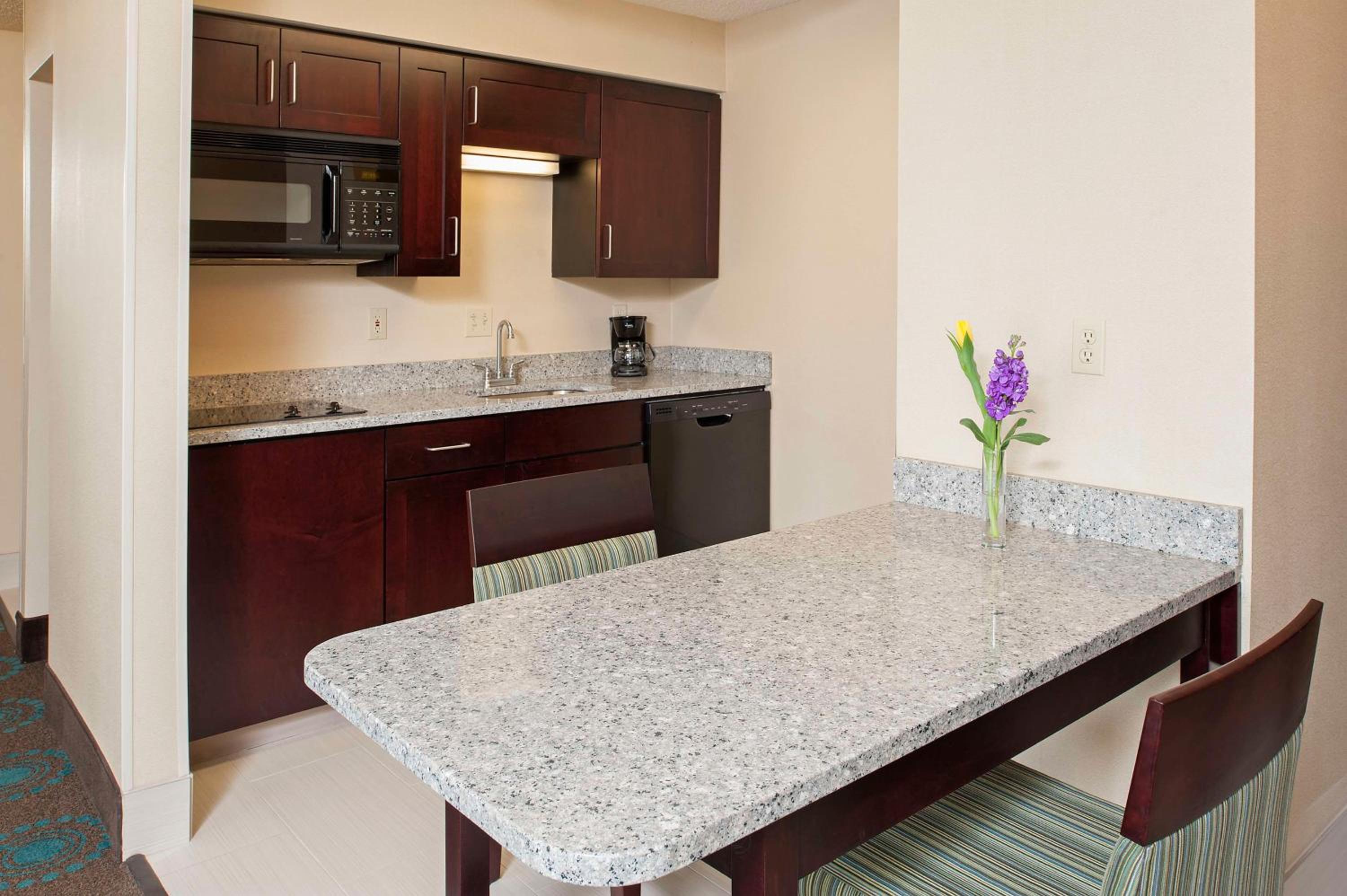 One-Bedroom Suite with Two Queen Beds and Kitchen - Non-Smoking - Photo 2