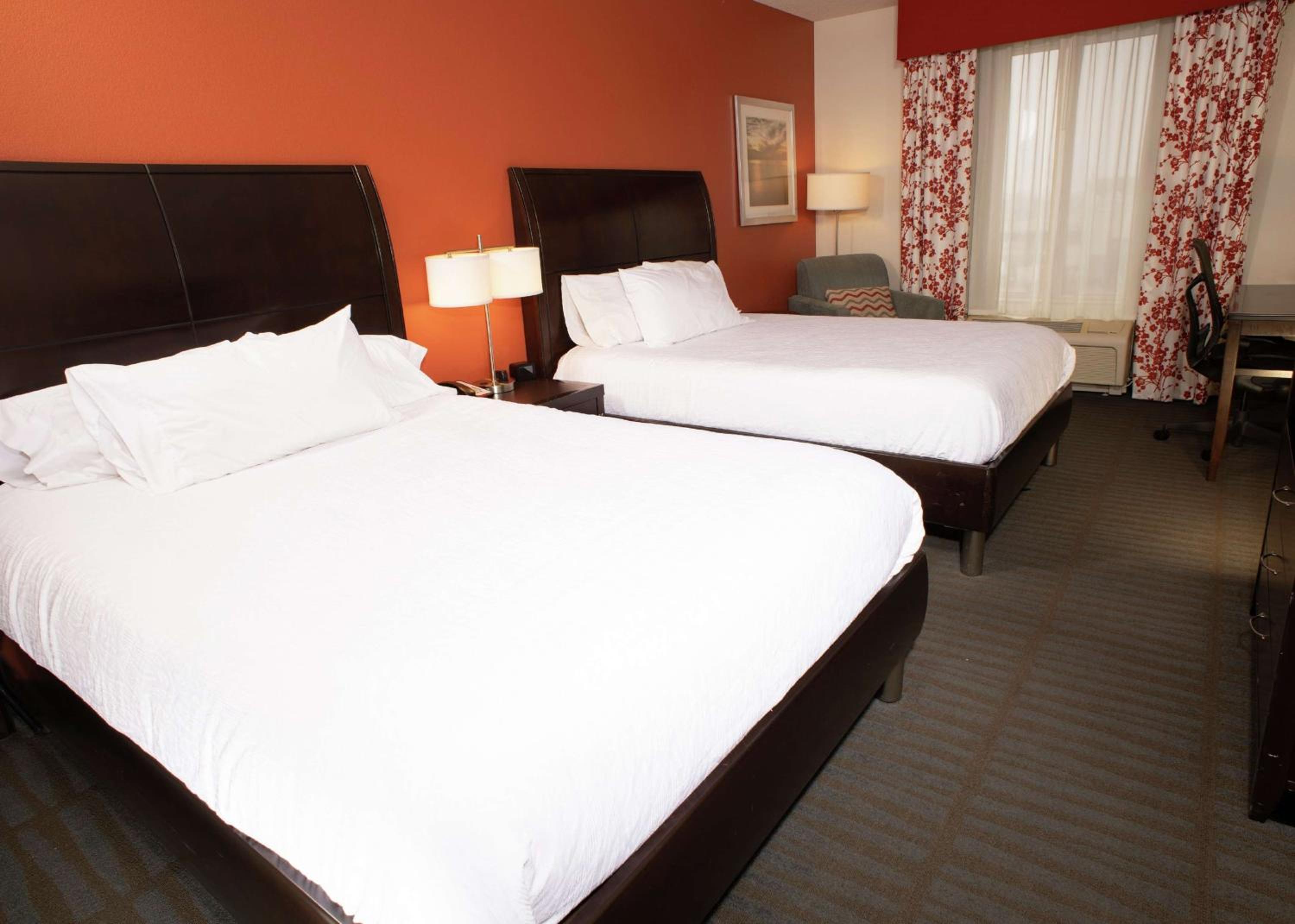 Queen Room with Two Queen Beds - Photo 5
