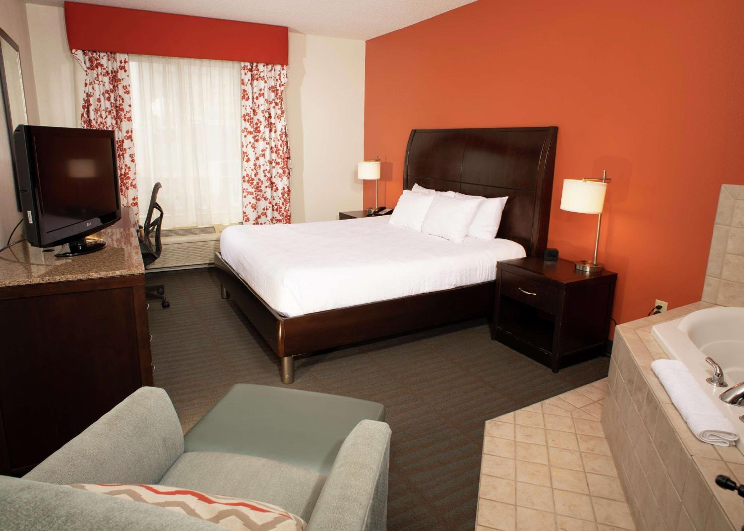 King Room with Whirlpool - Photo 1