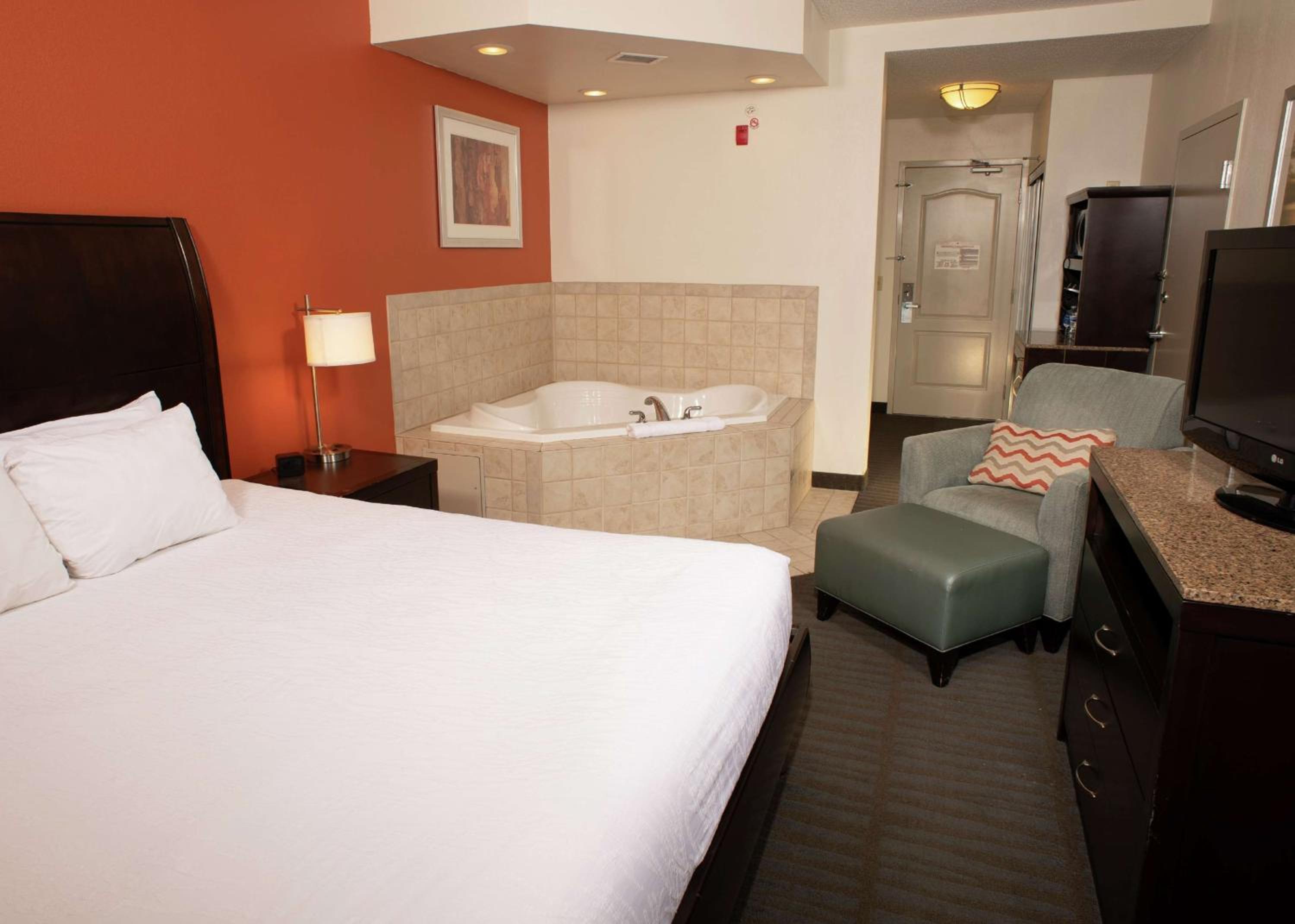 King Room with Whirlpool - Photo 2