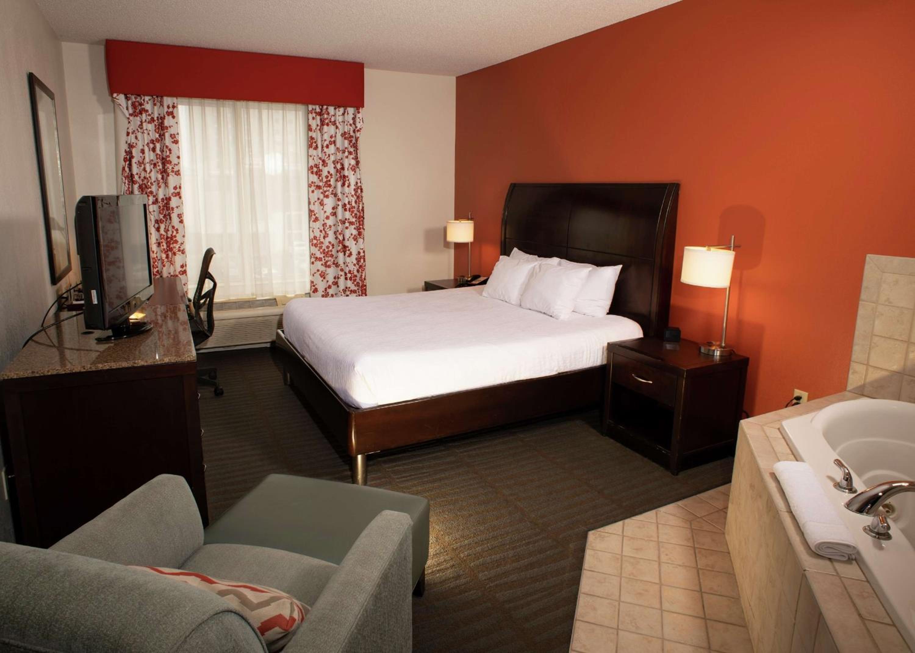 King Room with Whirlpool - Photo 4