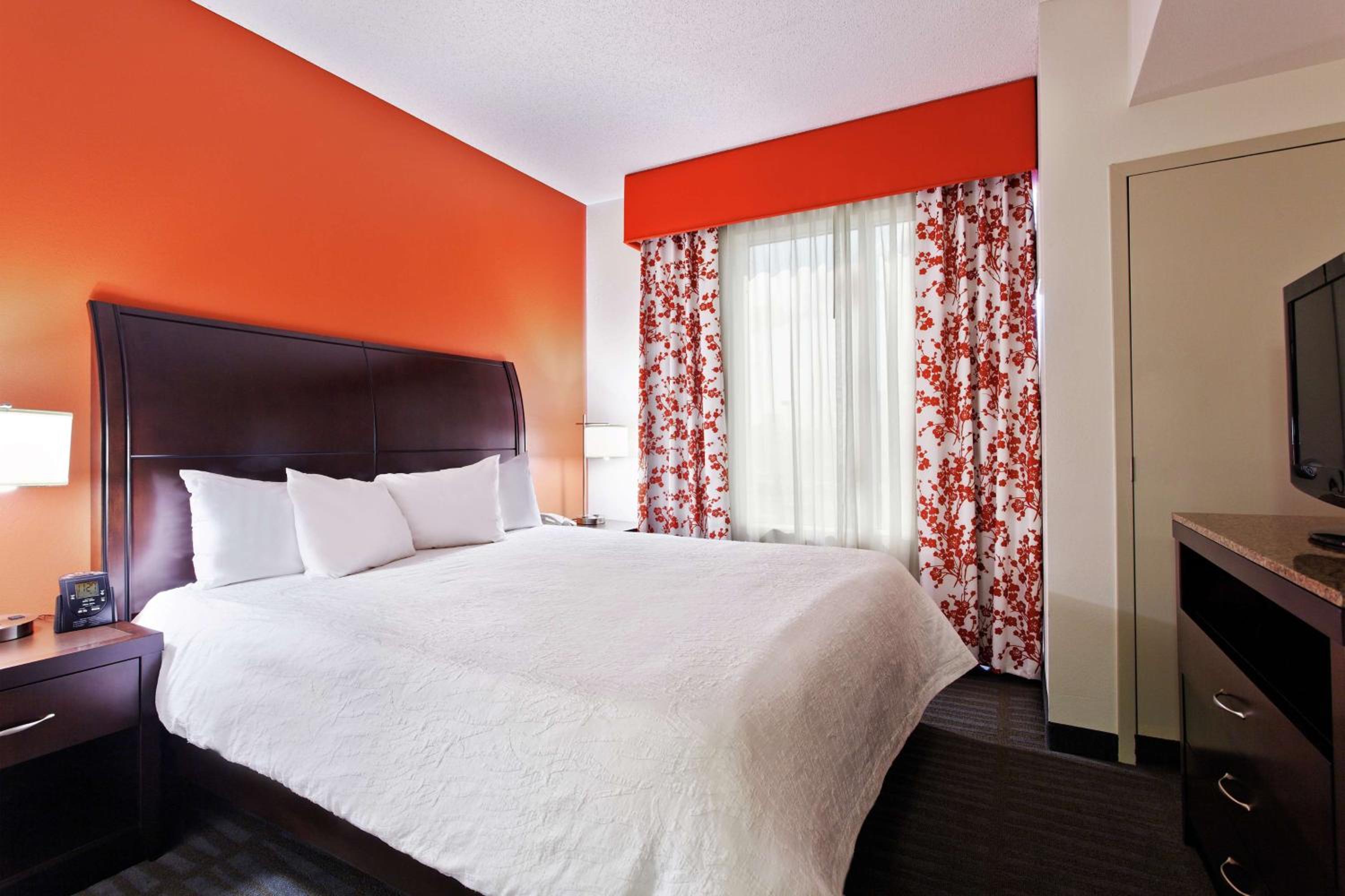 One-Bedroom King Suite with Sofa Bed - Photo 3