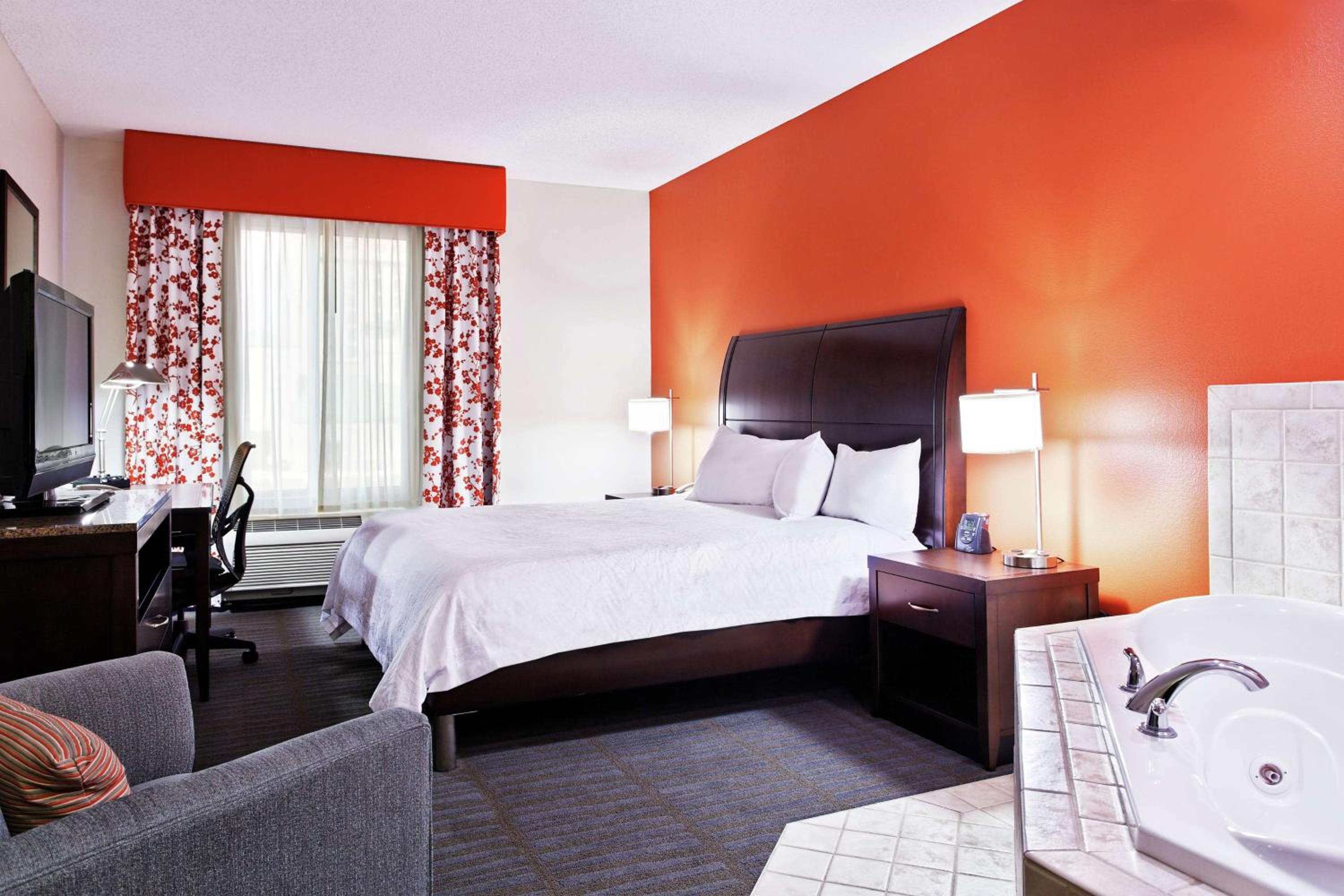 King Room with Whirlpool - Photo 3