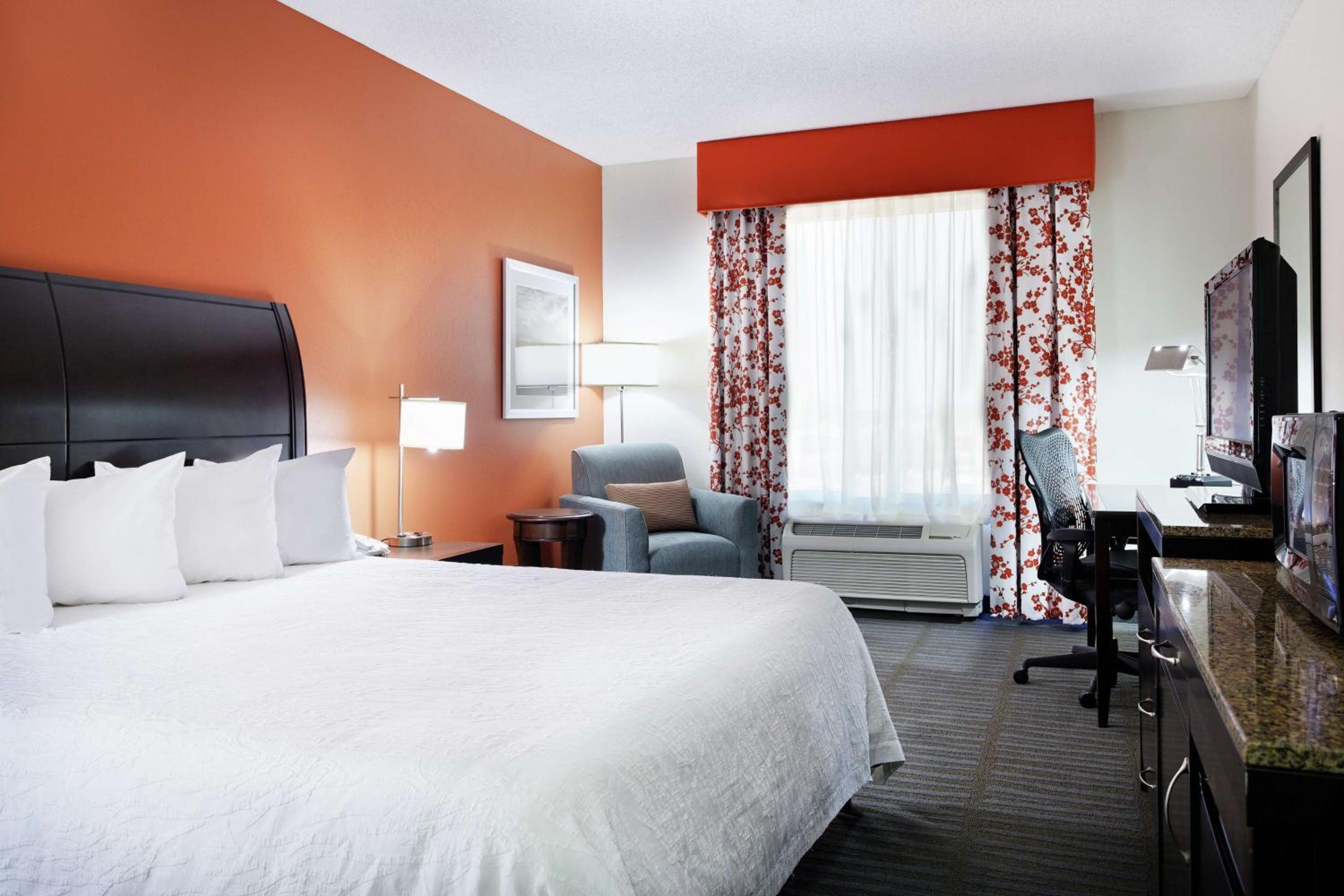 King Room with Tub - Mobility and Hearing Access - Photo 2