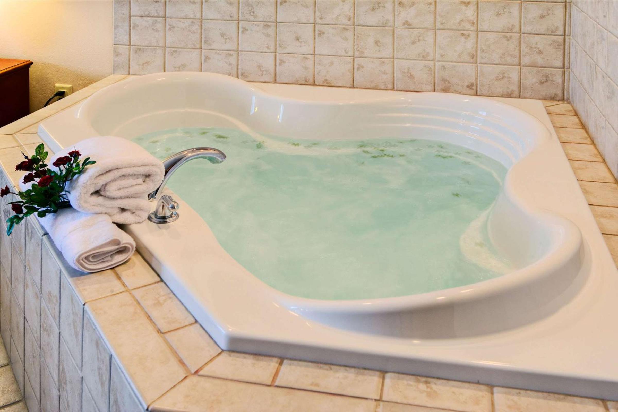 King Room with Whirlpool - Photo 6