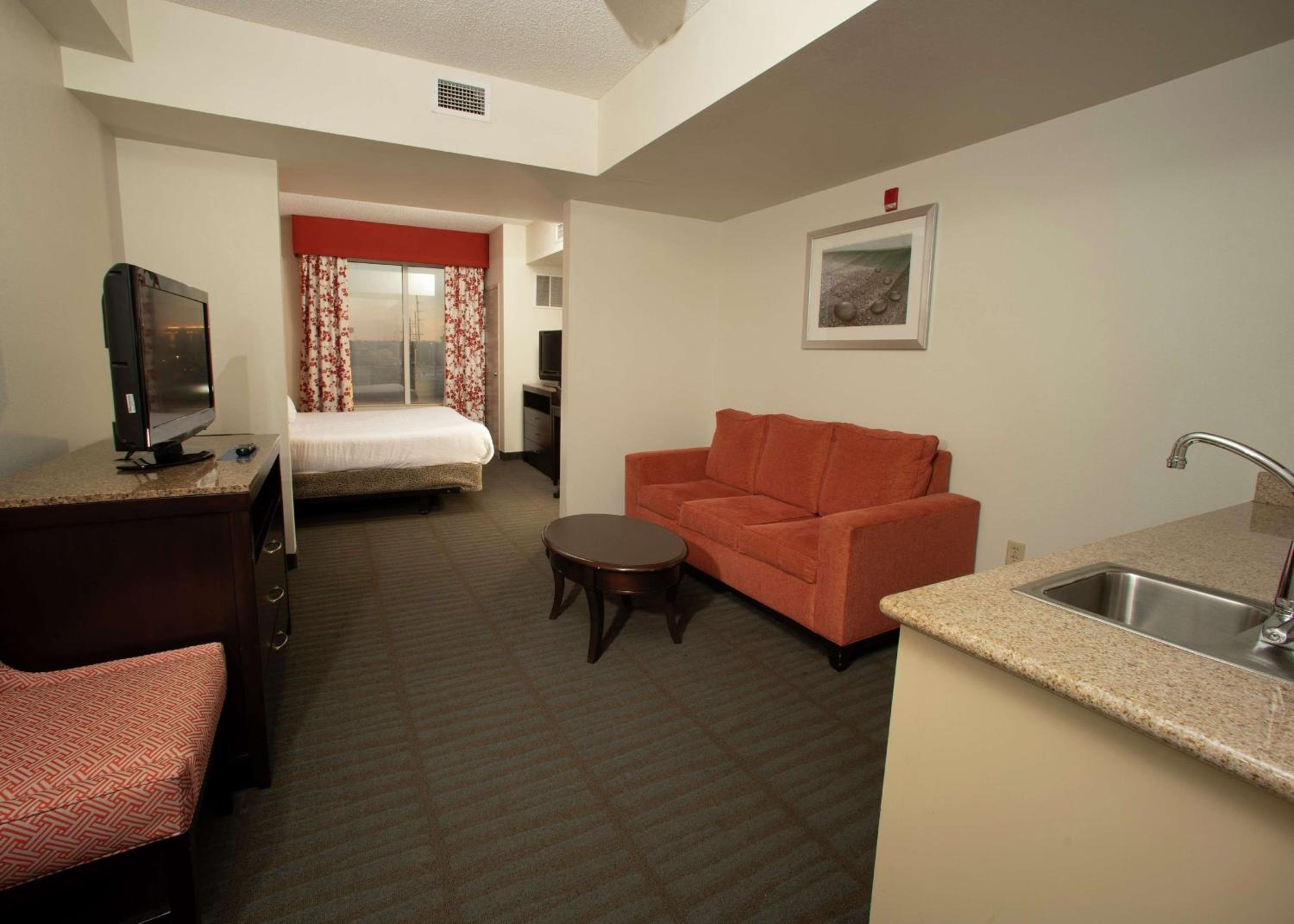 King Room with Tub - Mobility and Hearing Access - Photo 4
