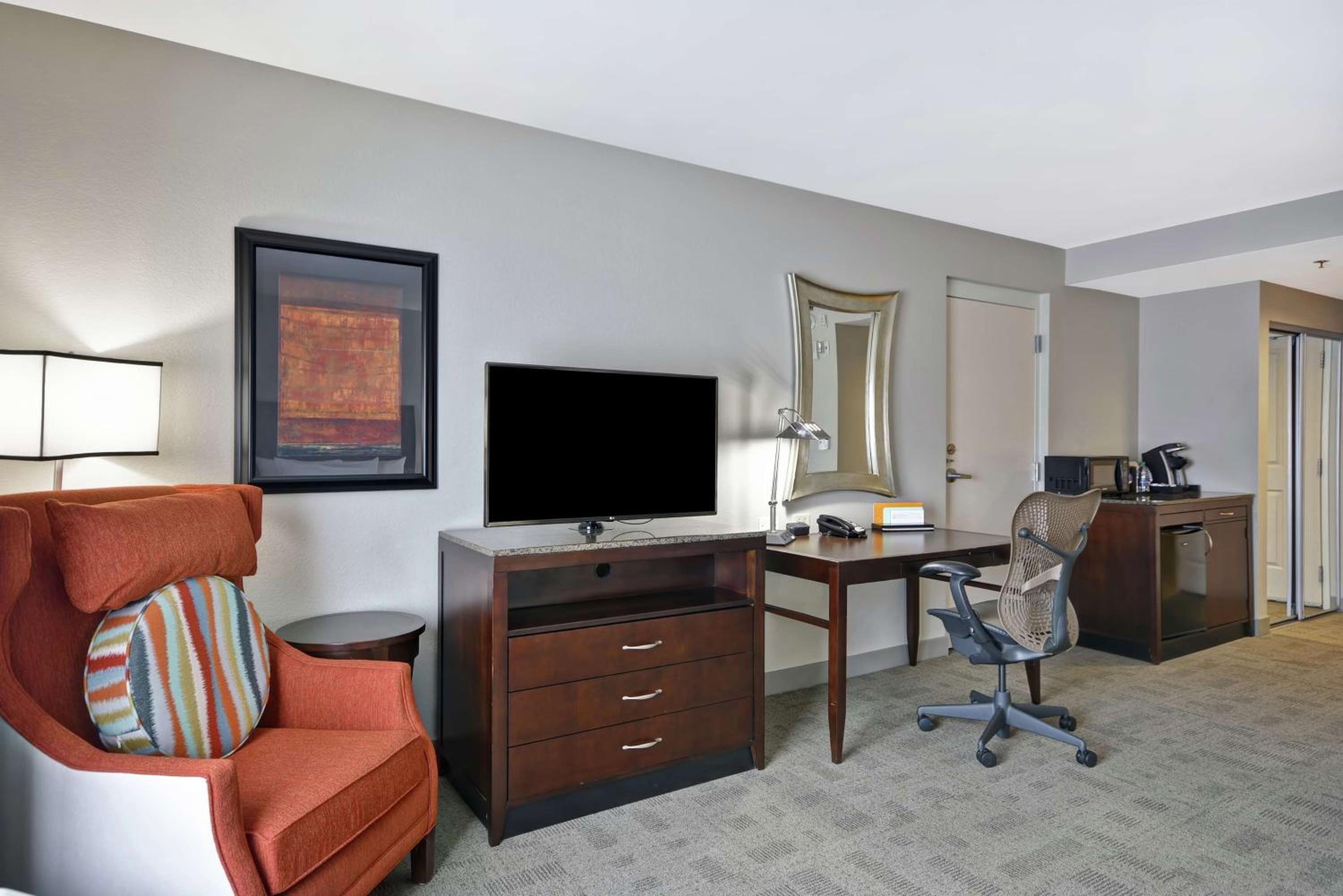 King Room with Roll-In Shower - Mobility Access - Photo 4