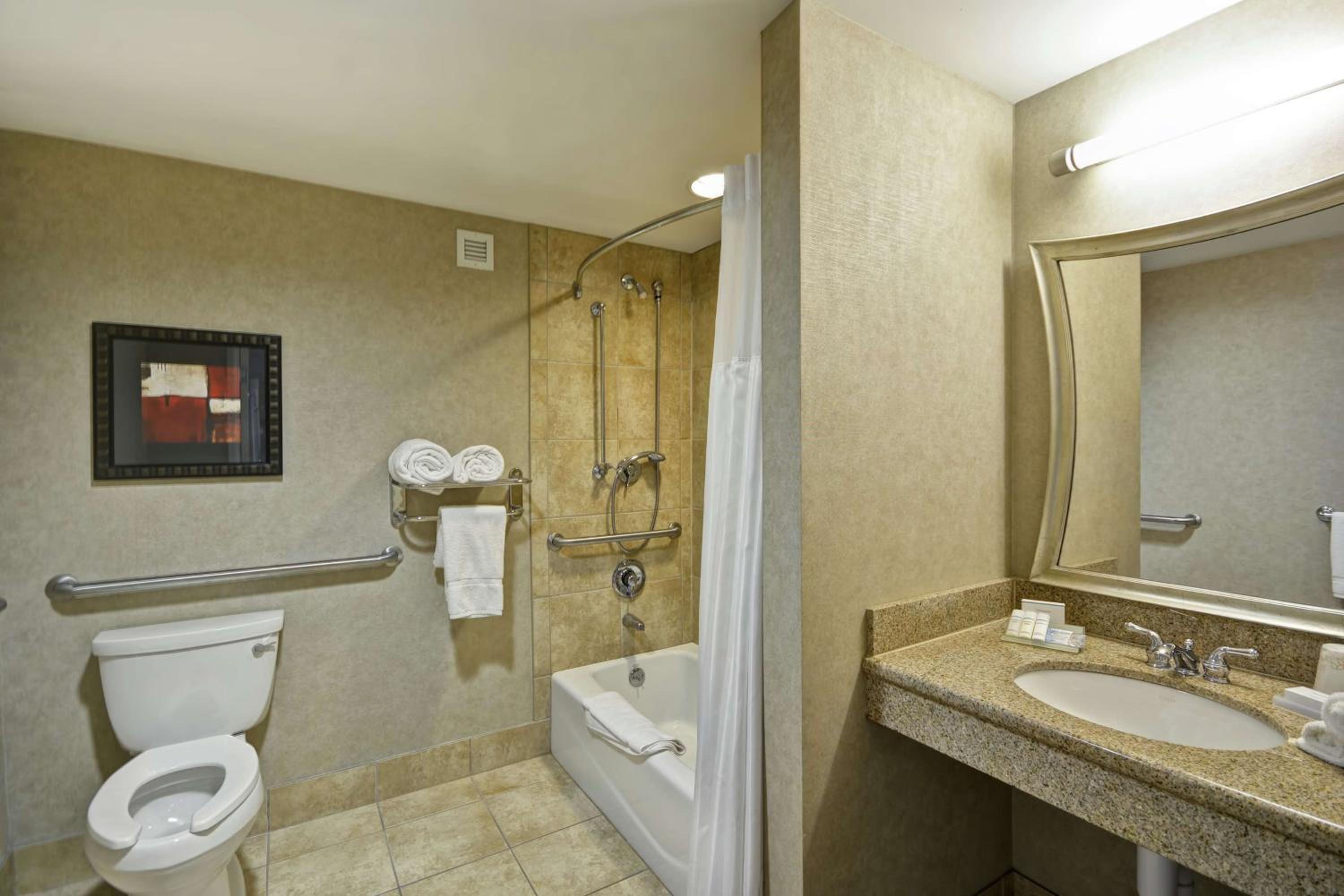 Queen Room with Two Queen Beds - Mobility Access - Photo 3