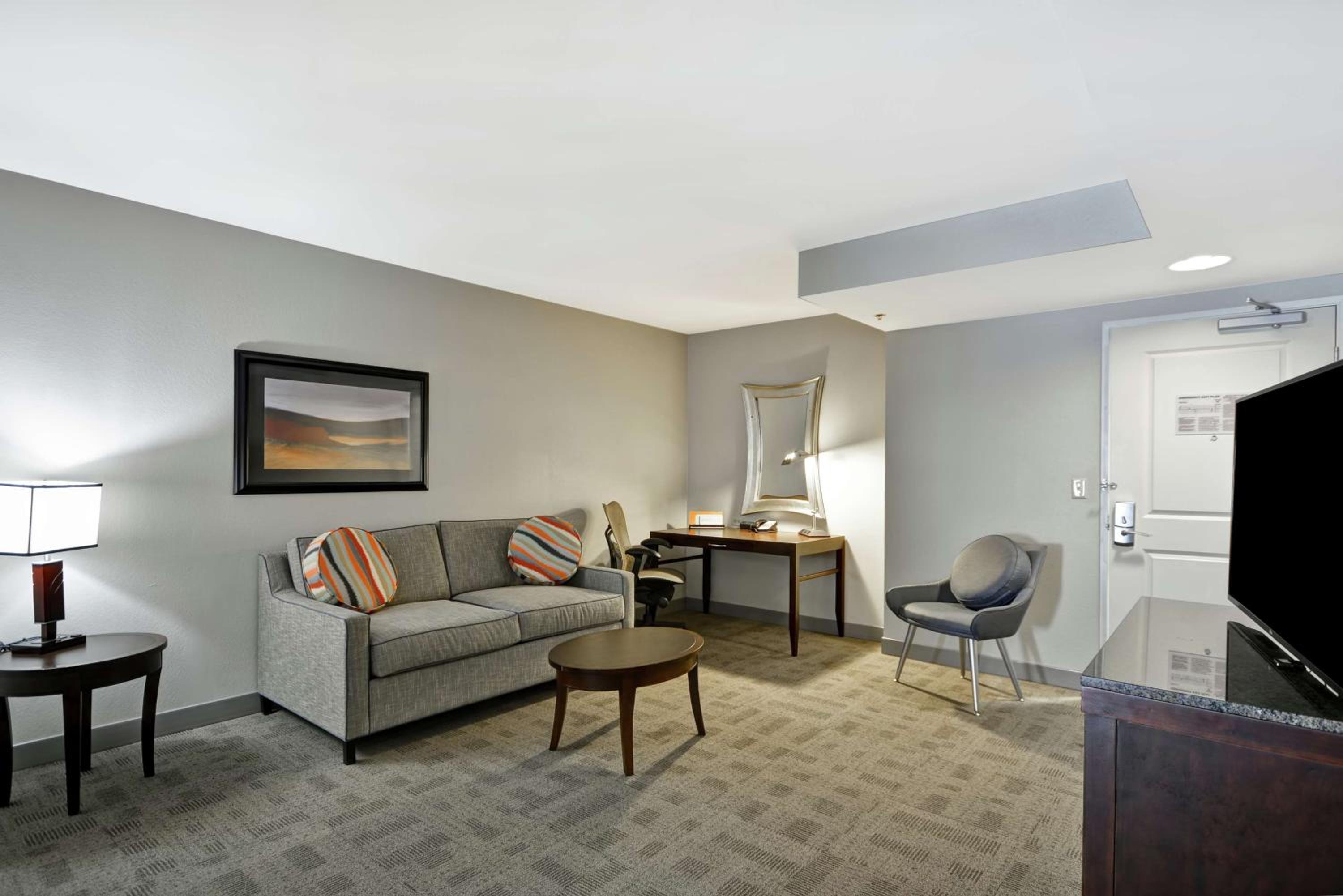 Junior King Suite with Sofa Bed - Photo 5