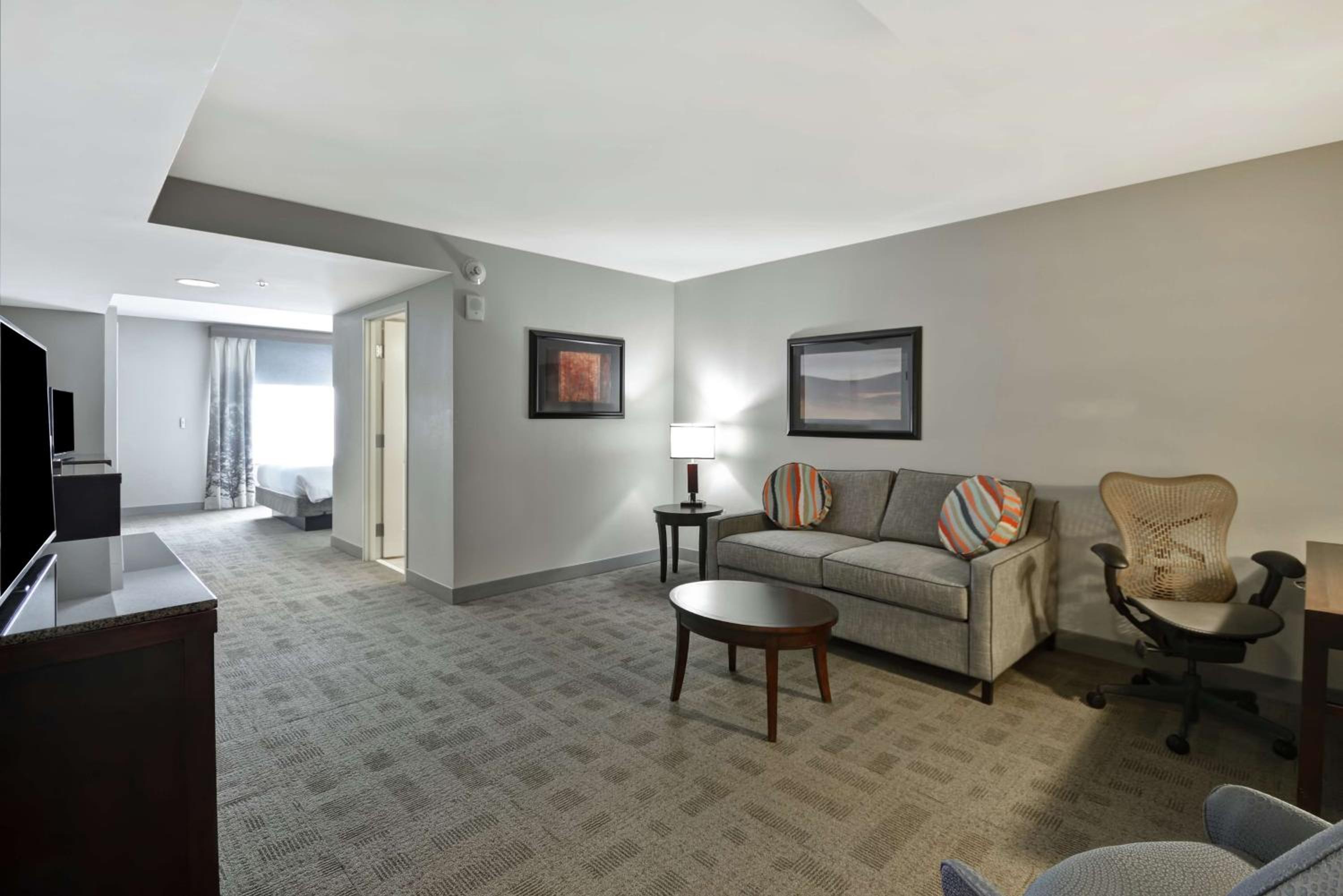 Junior King Suite with Sofa Bed - Photo 6