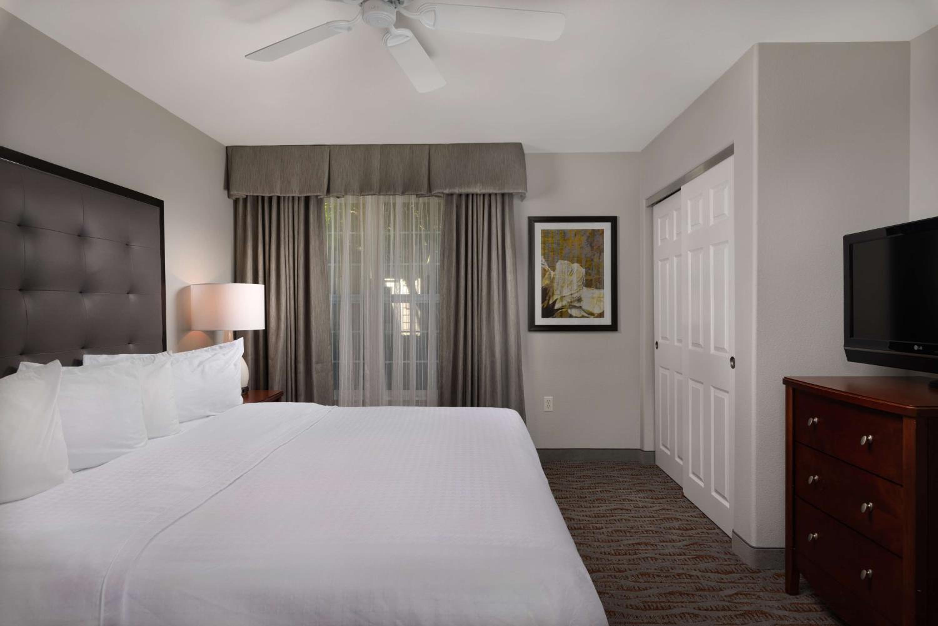 Two-Bedroom Suite with One King And Two Double Beds - Non-Smoking