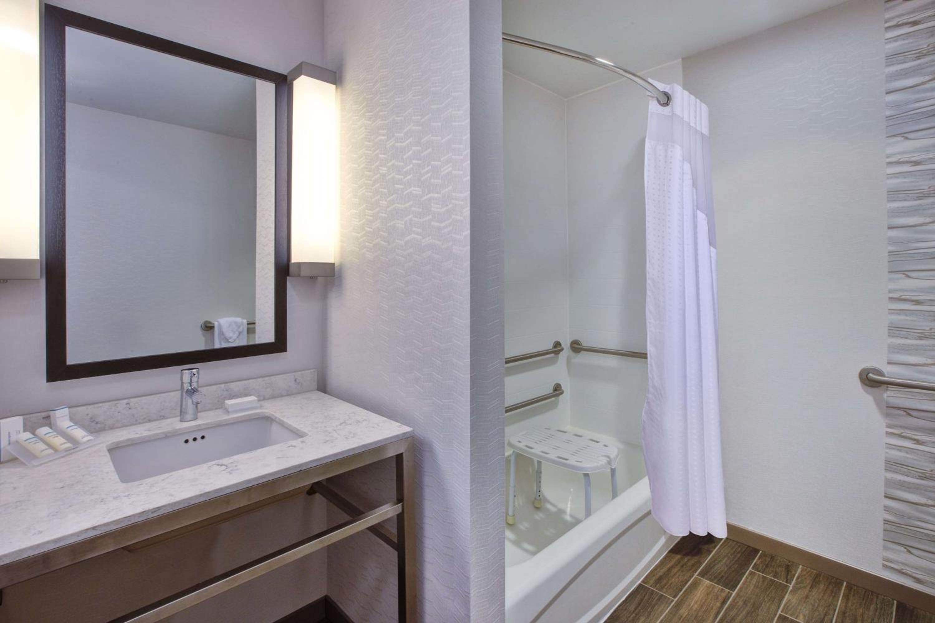 Double Room with Two Double Beds - Hearing Accessible  - Photo 3