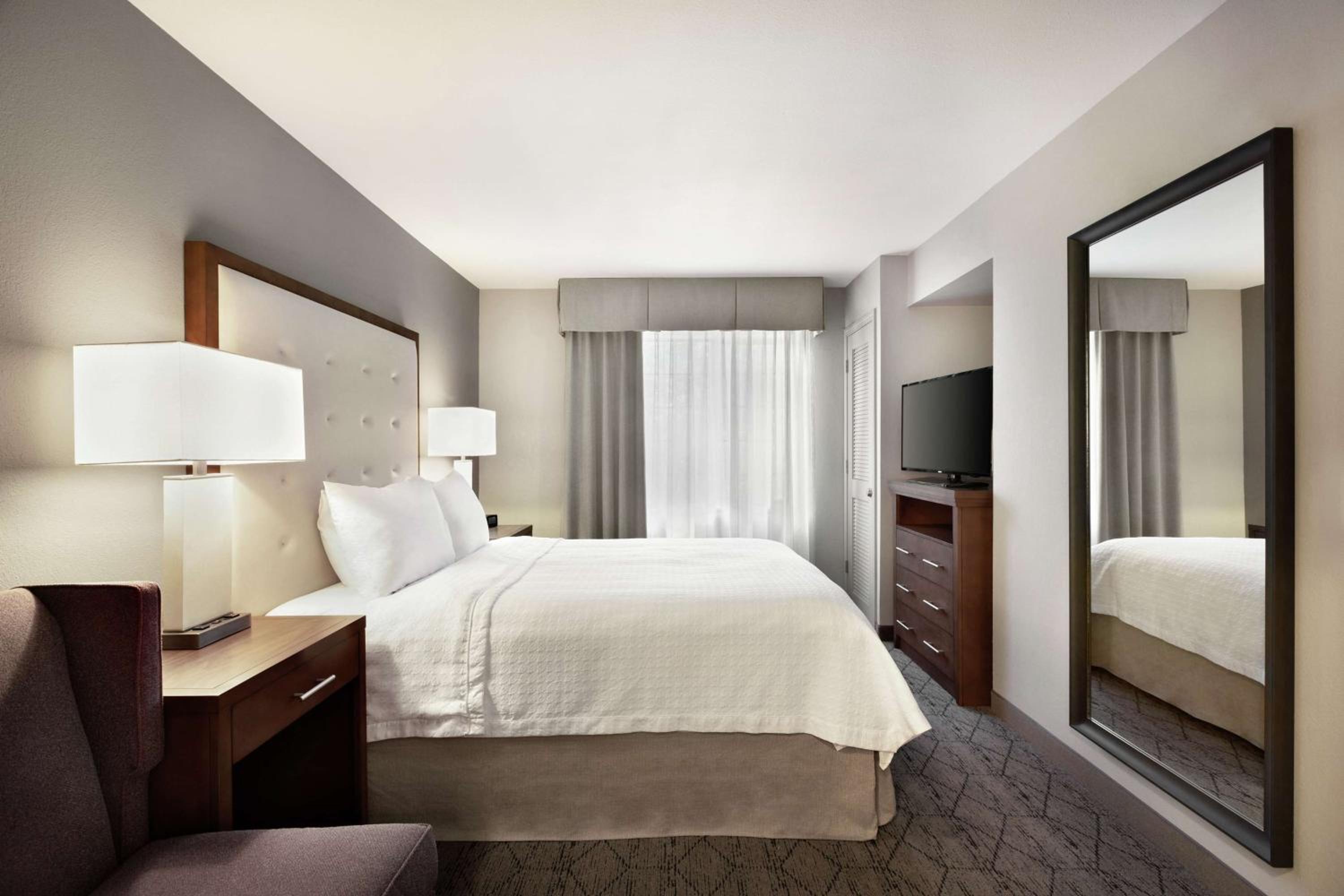 Queen Suite - Mobility Access/Non-Smoking - Photo 1