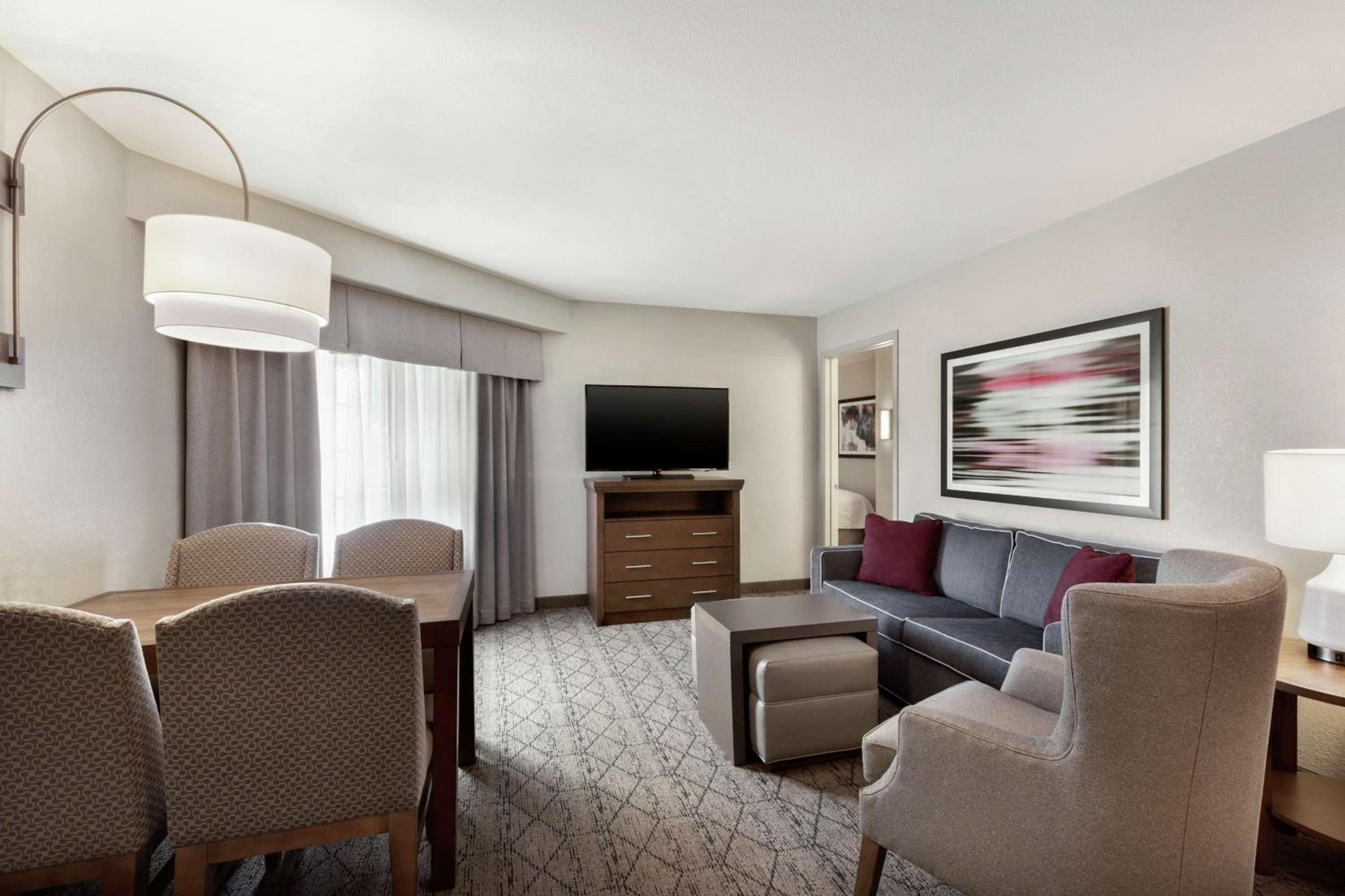 Two-Bedroom Suite with Separate Bathrooms - Non-Smoking thumbnail 5