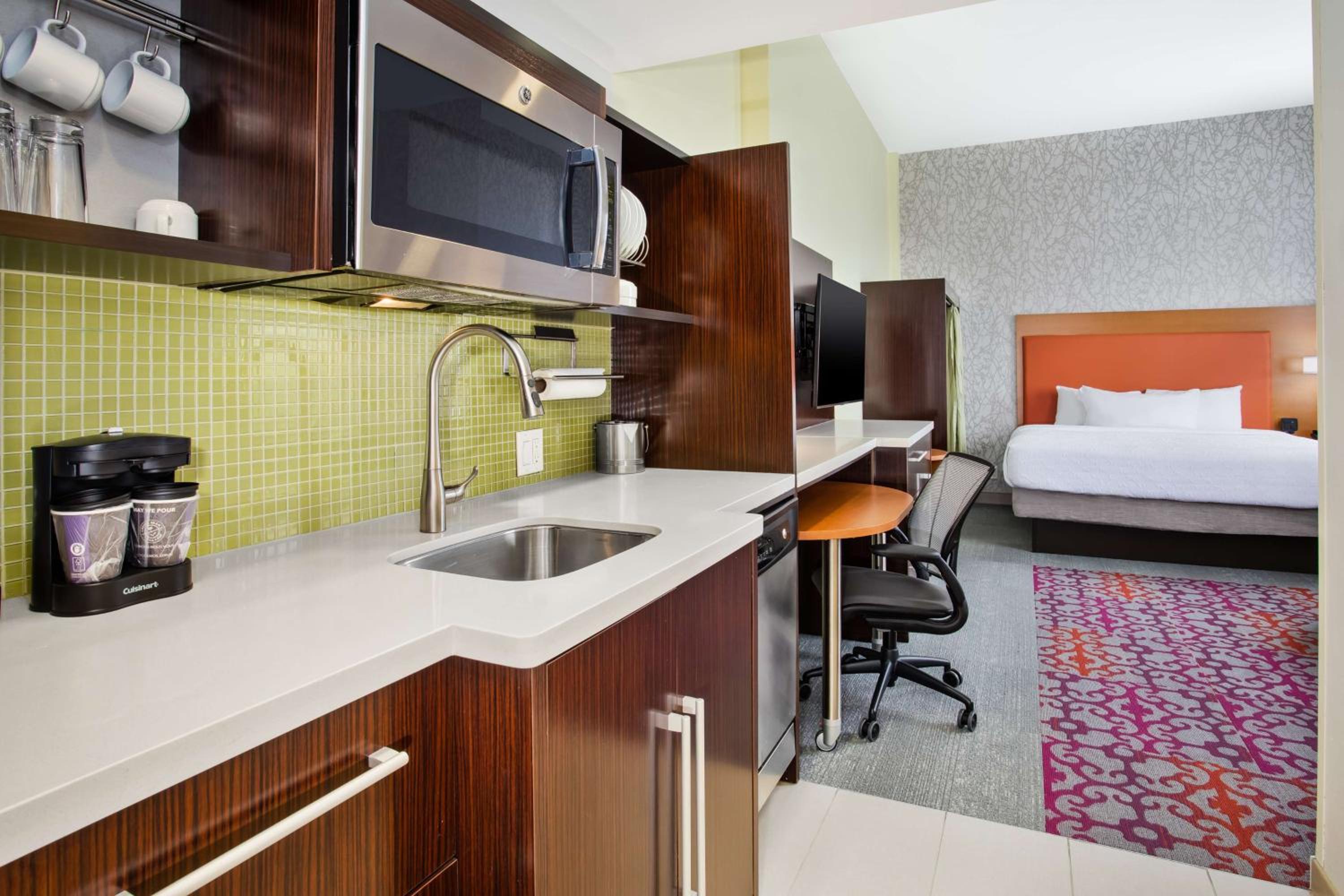 Corner King Studio Suite with City View - Non-Smoking - Photo 1