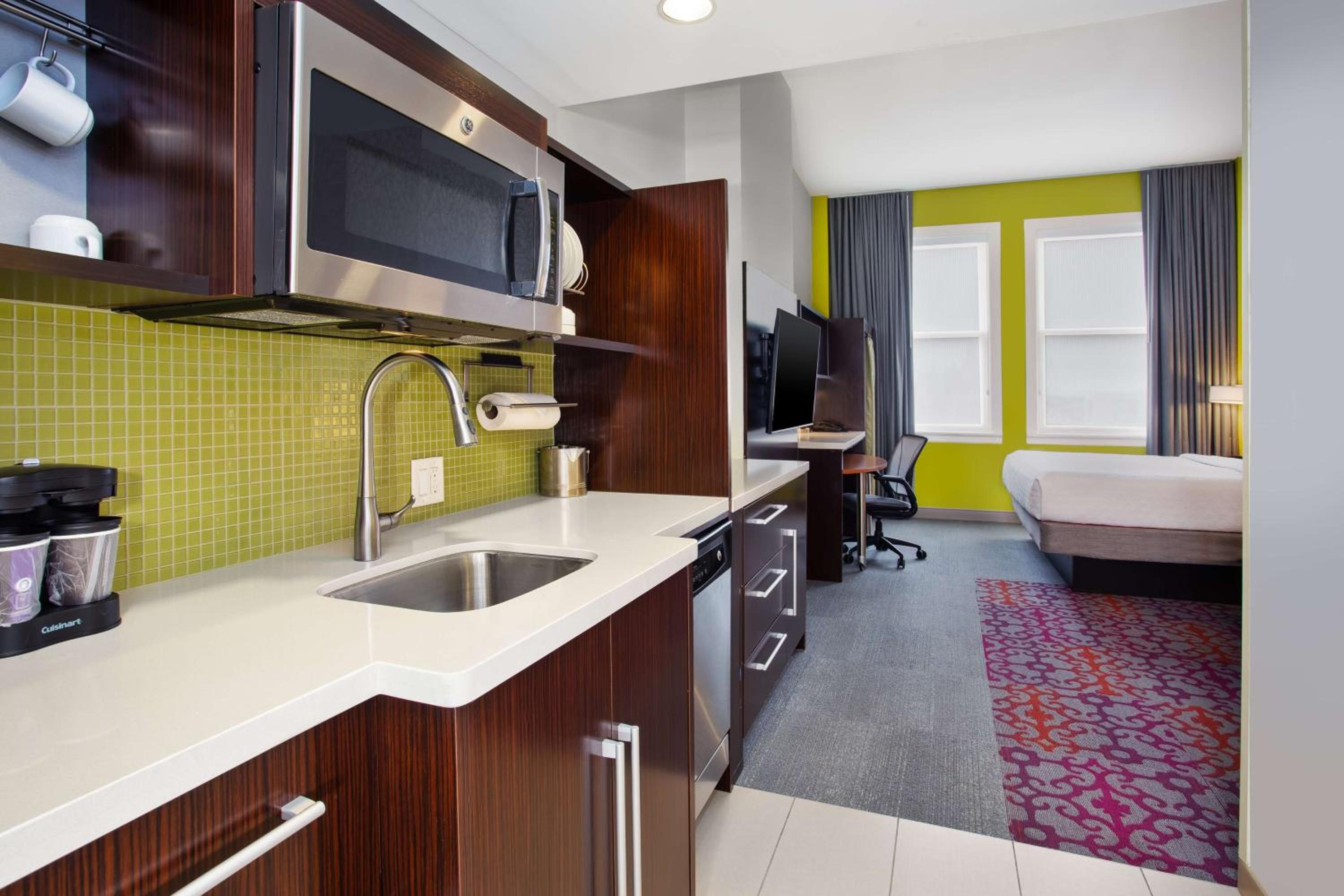 King Studio Suite - Non-Smoking - Photo 3