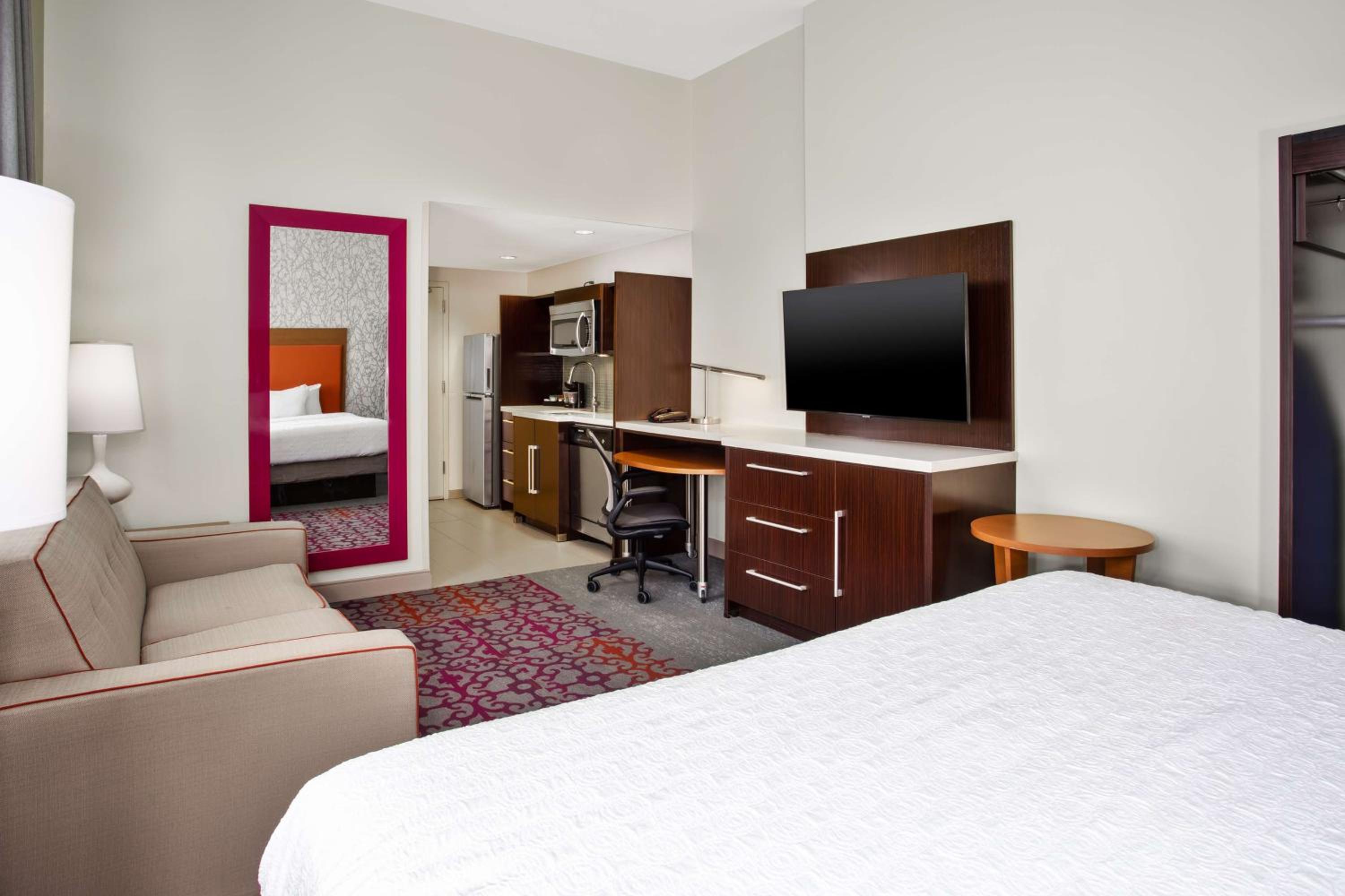 Corner King Studio Suite with City View - Non-Smoking - Photo 3