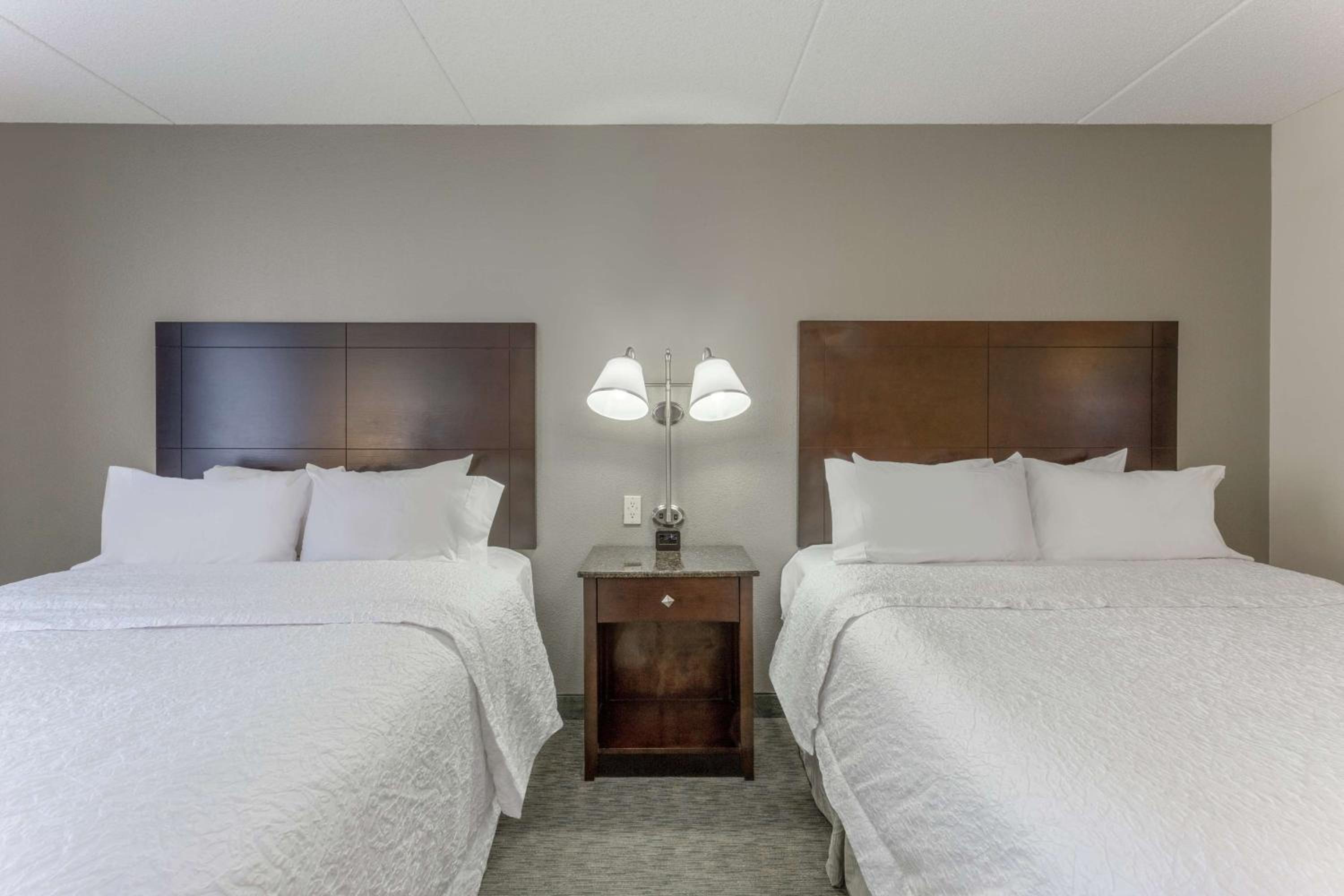 Room with Two Queen Beds - Non-Smoking - Photo 2