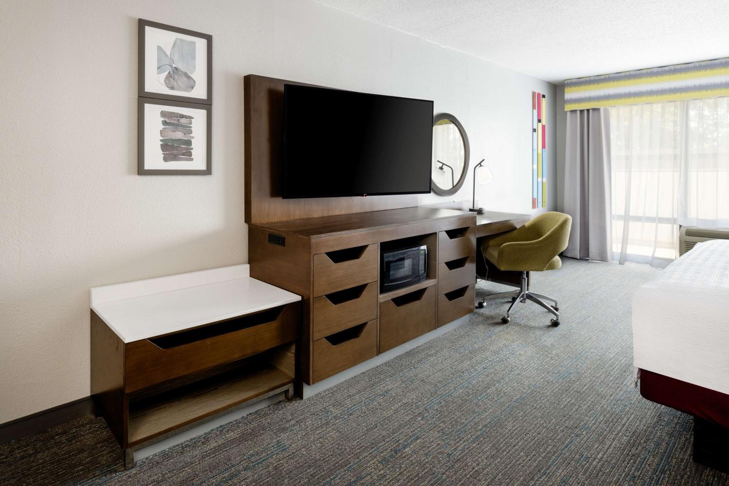 King Room with Sofa Bed - Non-Smoking - Photo 2