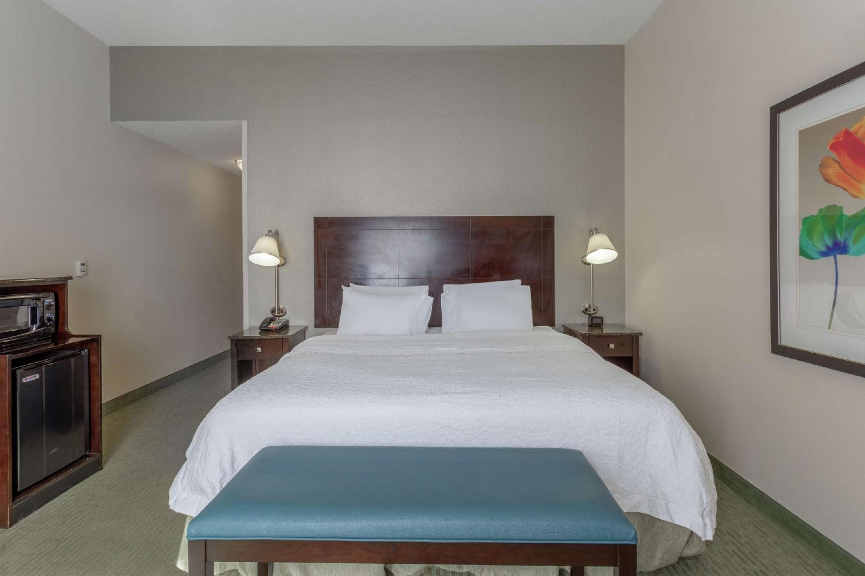 King Room with King Bed - Non-Smoking - Photo 2