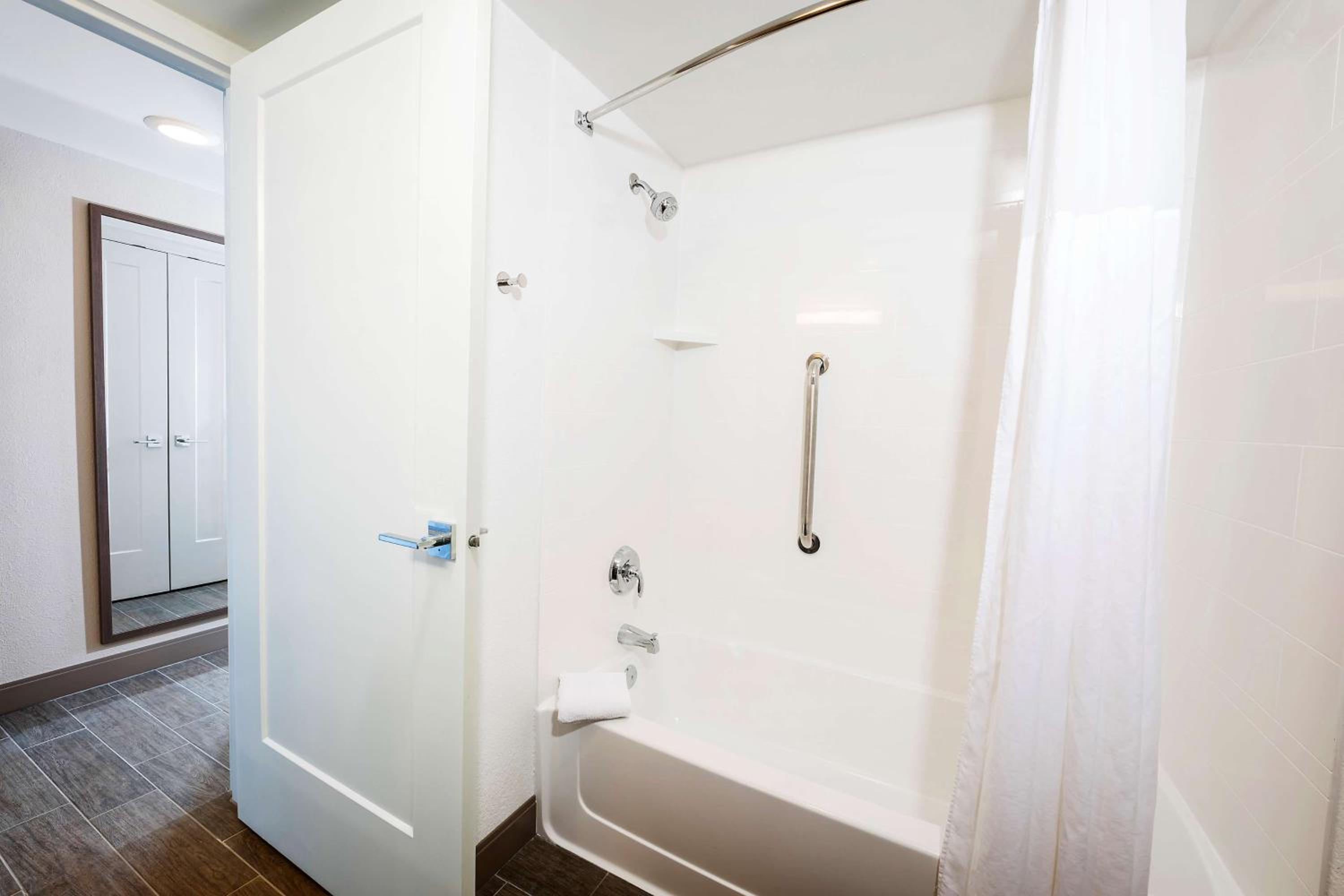 Queen Room with Premium View - Non-Smoking - Photo 5