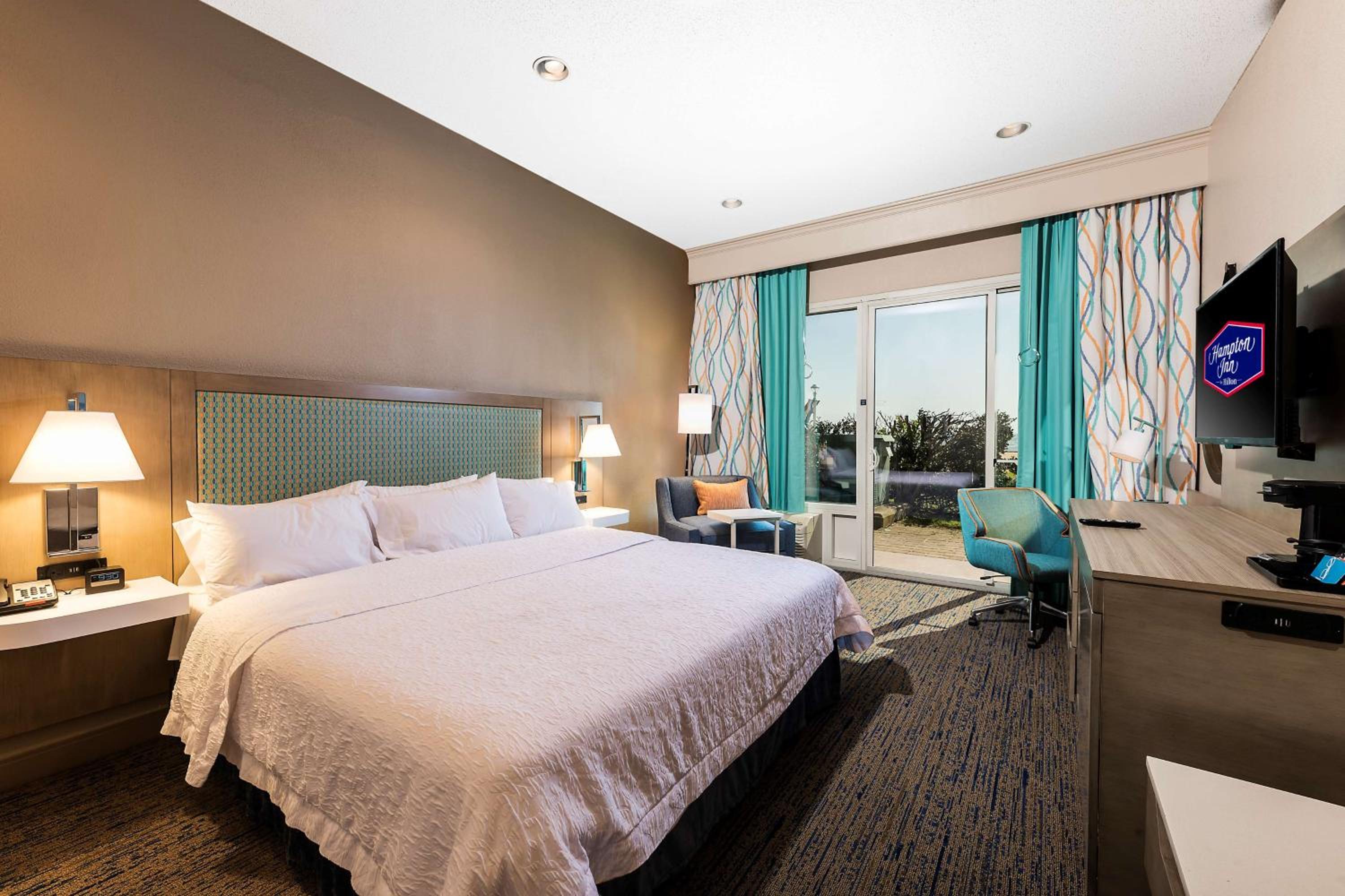 King Room with Accessible Tub - Mobility and Hearing Access/Non-Smoking - Photo 9
