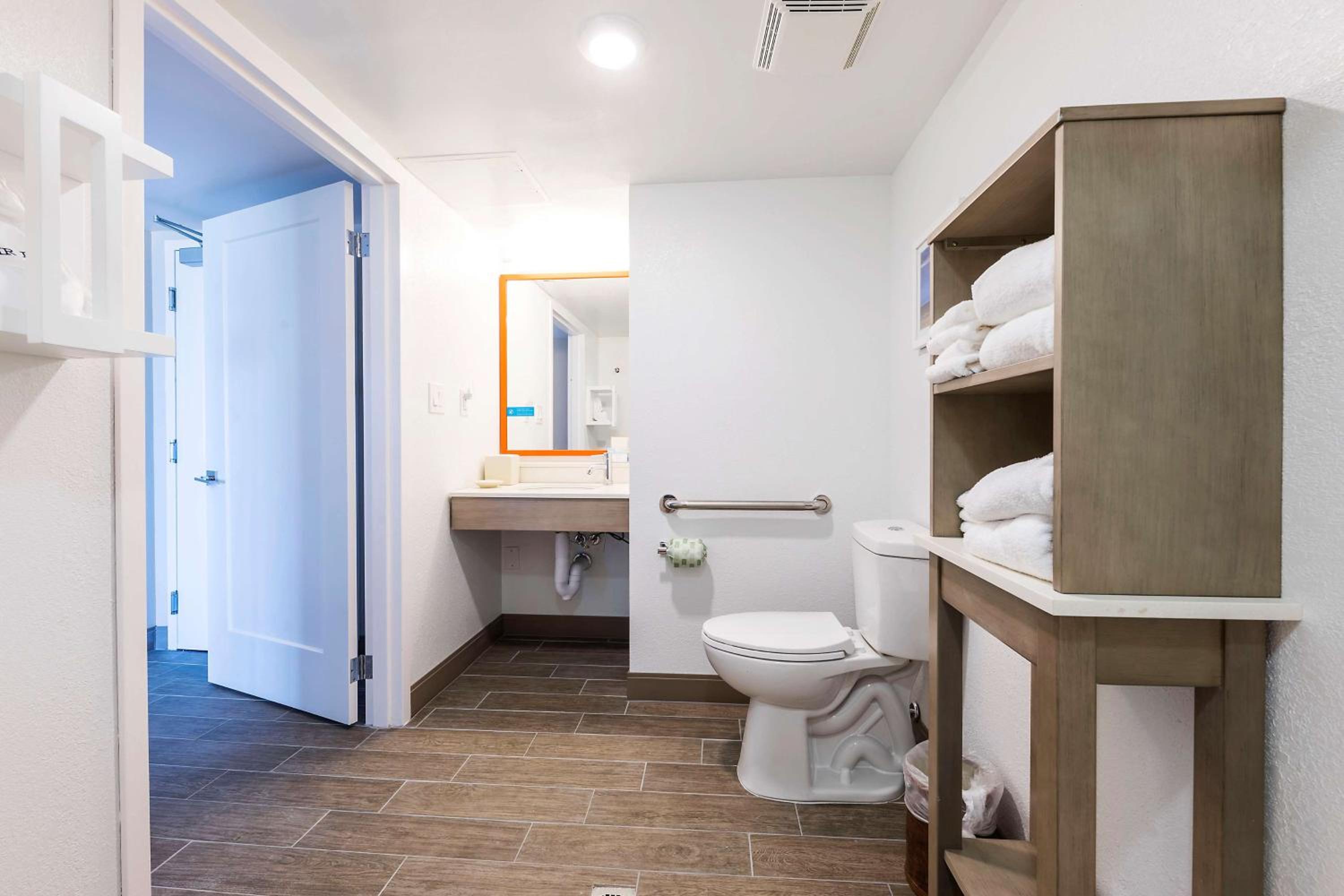 Double Room with Two Double Beds and Roll-In Shower - Mobility and Hearing Access/Non-Smoking - Photo 10