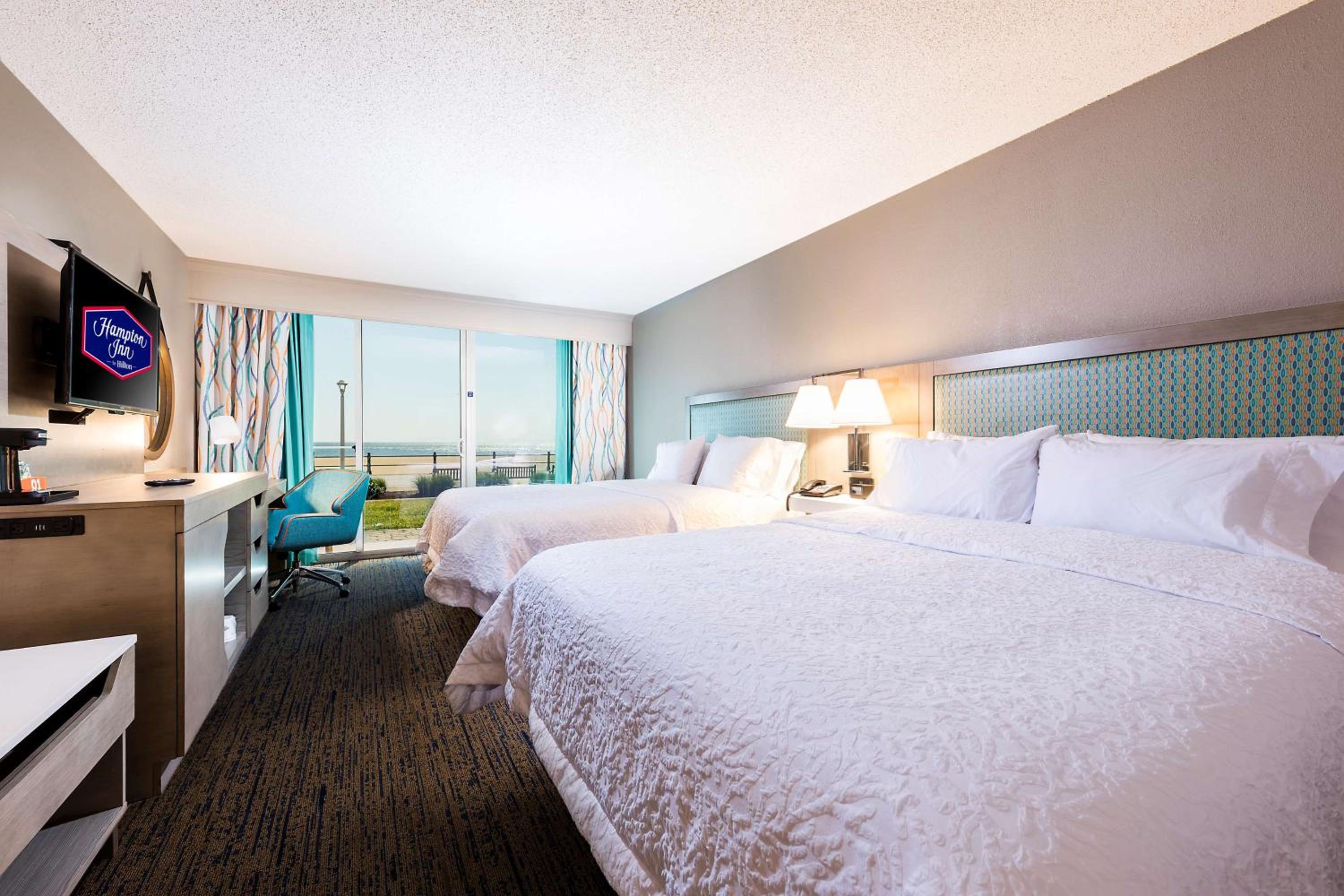 Queen Room with Two Queen Beds / Ocean View - Non-Smoking - Photo 2