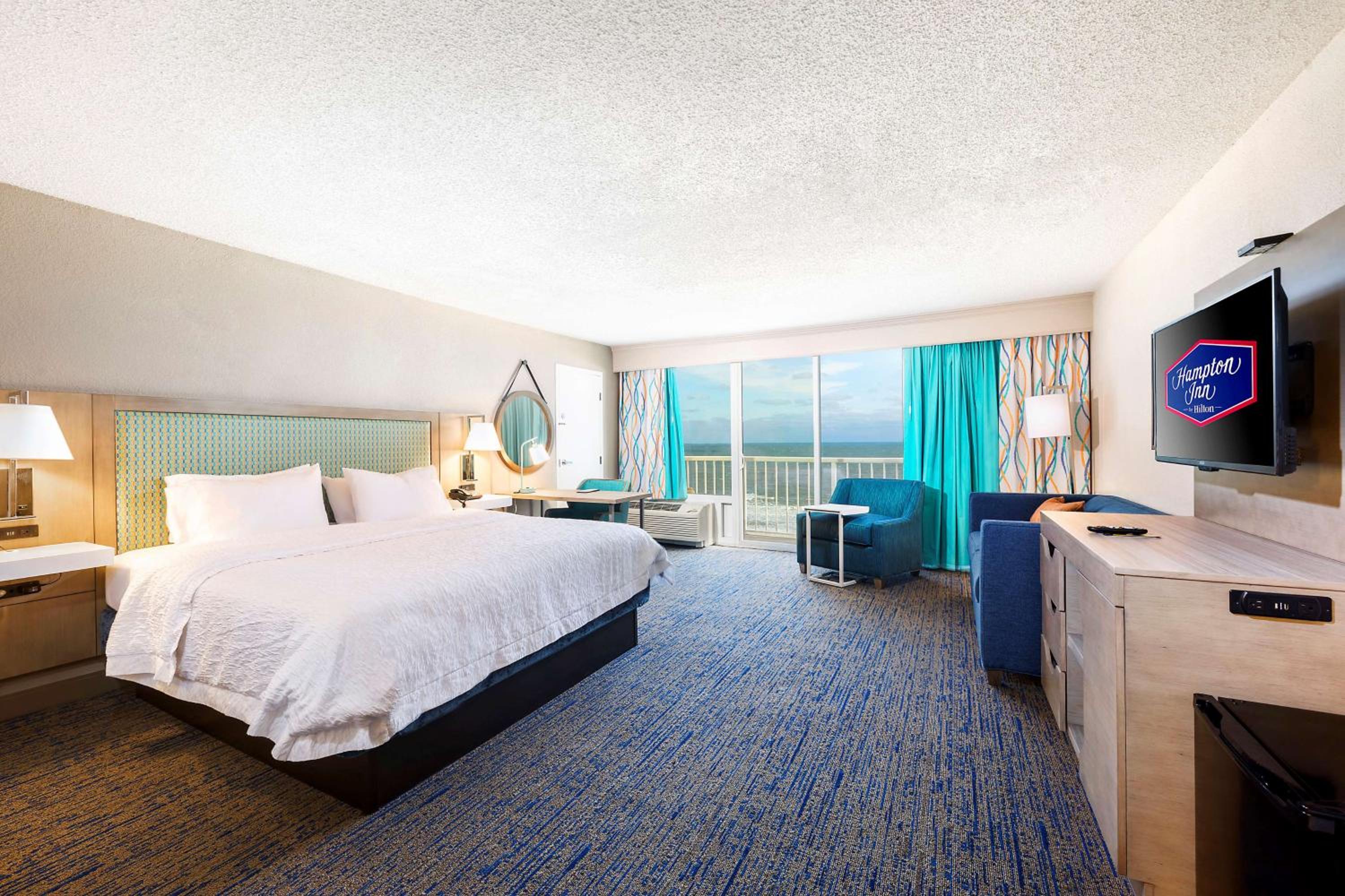 King Studio Suite with Balcony and Oceanfront - Non-Smoking - Photo 7