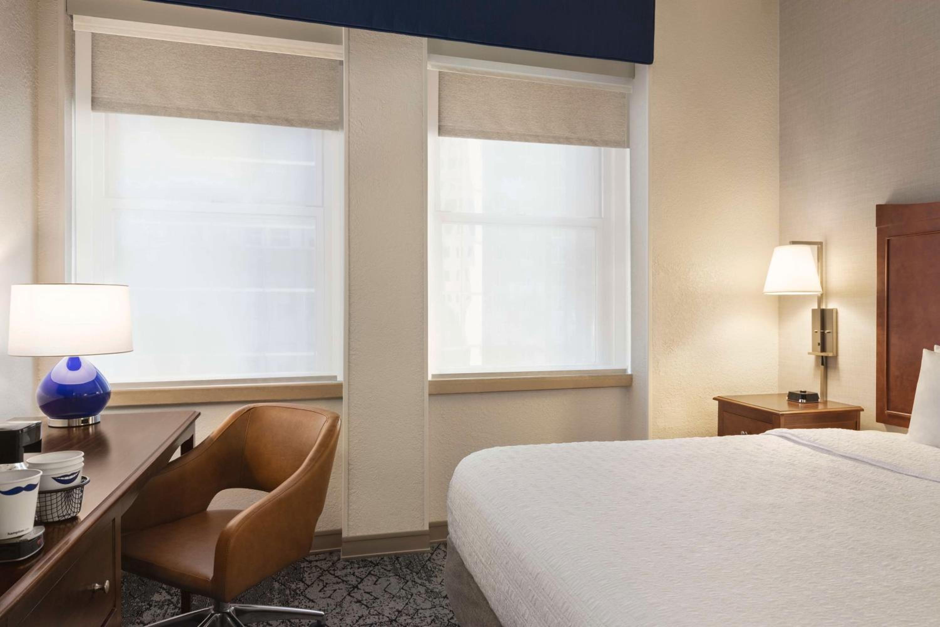 King Room with King Bed - Non-Smoking photo 3