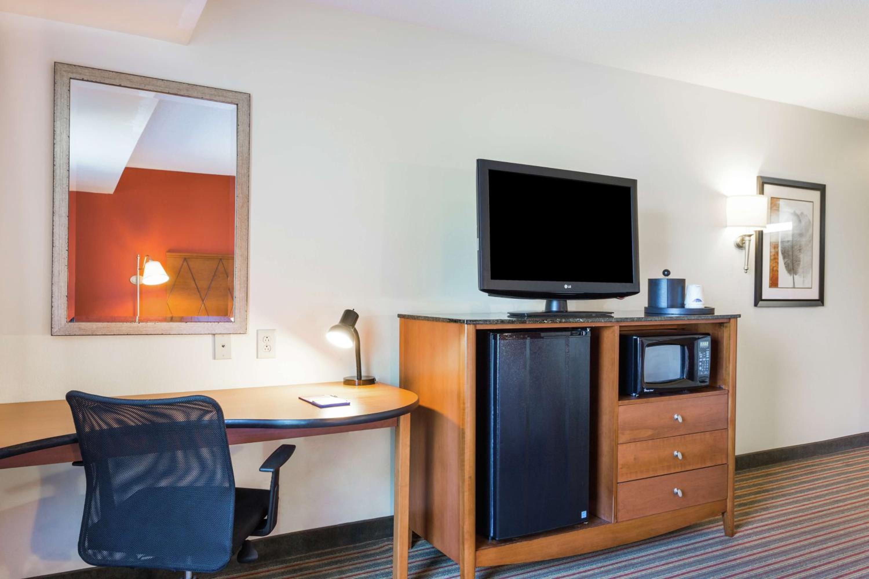 King Room with King Bed - Non-Smoking - Photo 1