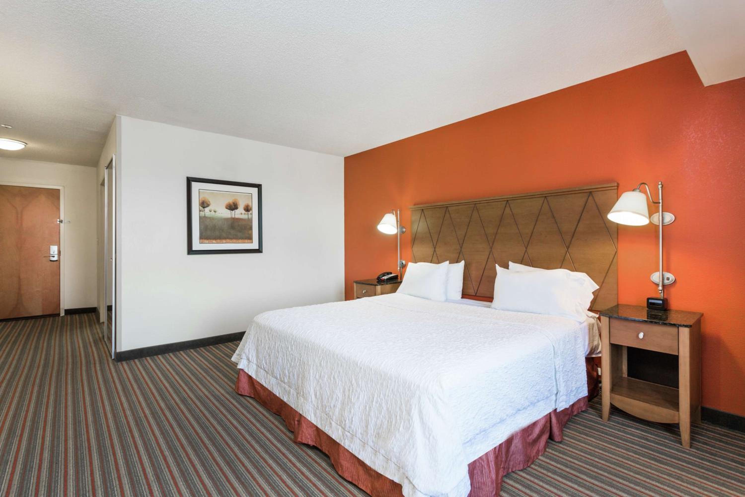 King Room with King Bed - Non-Smoking - Photo 3