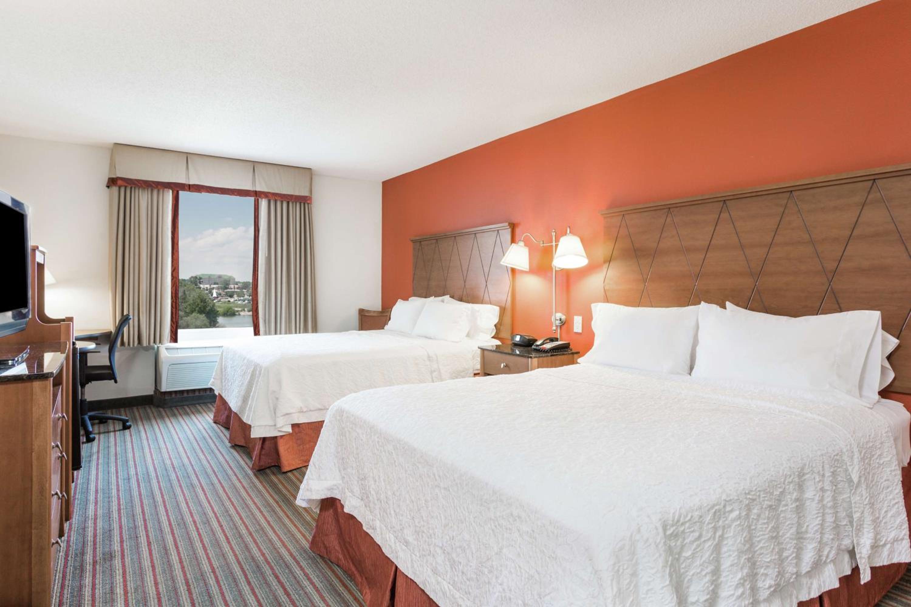 Room with Two Queen Beds - Non-Smoking - Photo 3