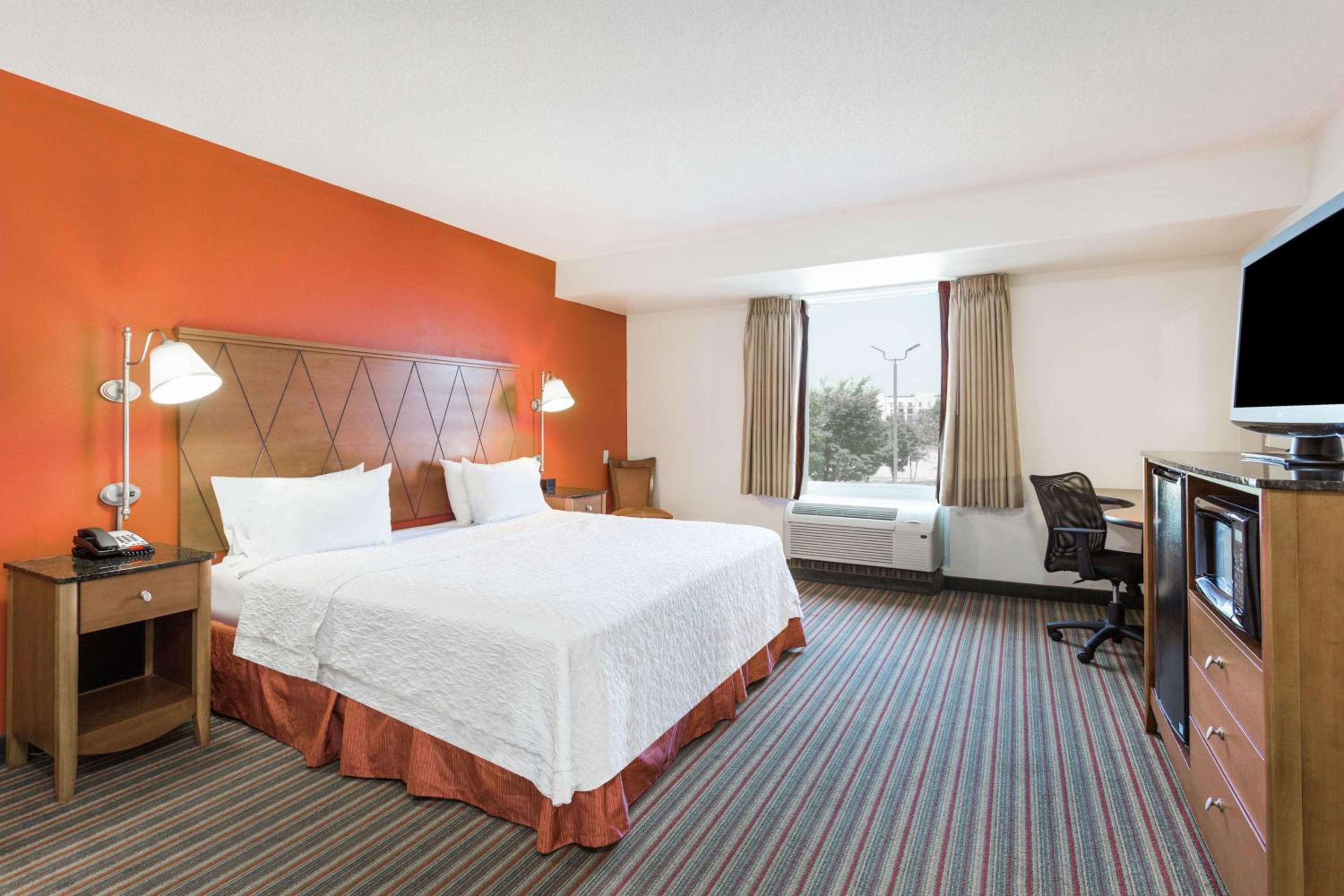 King Room with King Bed - Non-Smoking - Photo 2