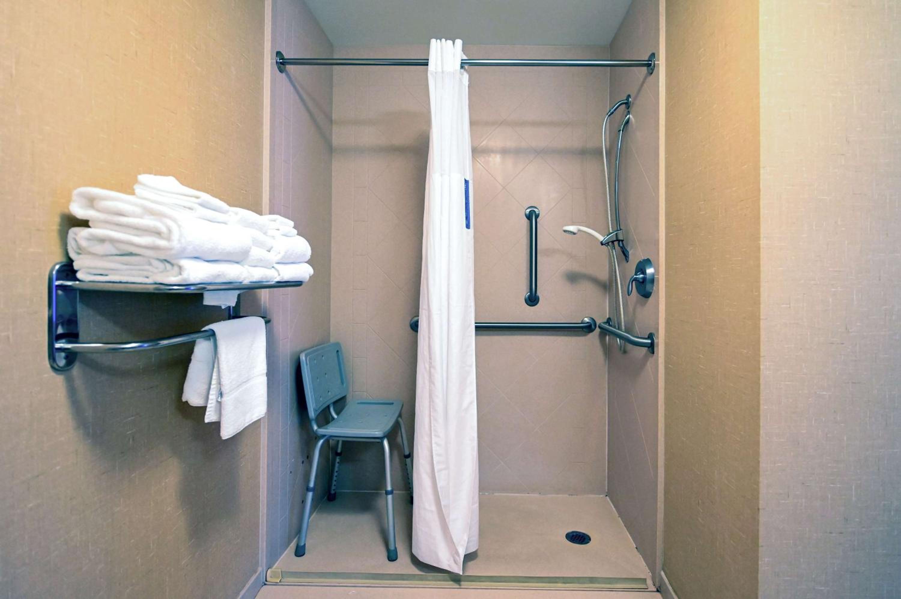 King Room with Accessible Tub - Mobility and Hearing Access/Non-Smoking - Photo 4