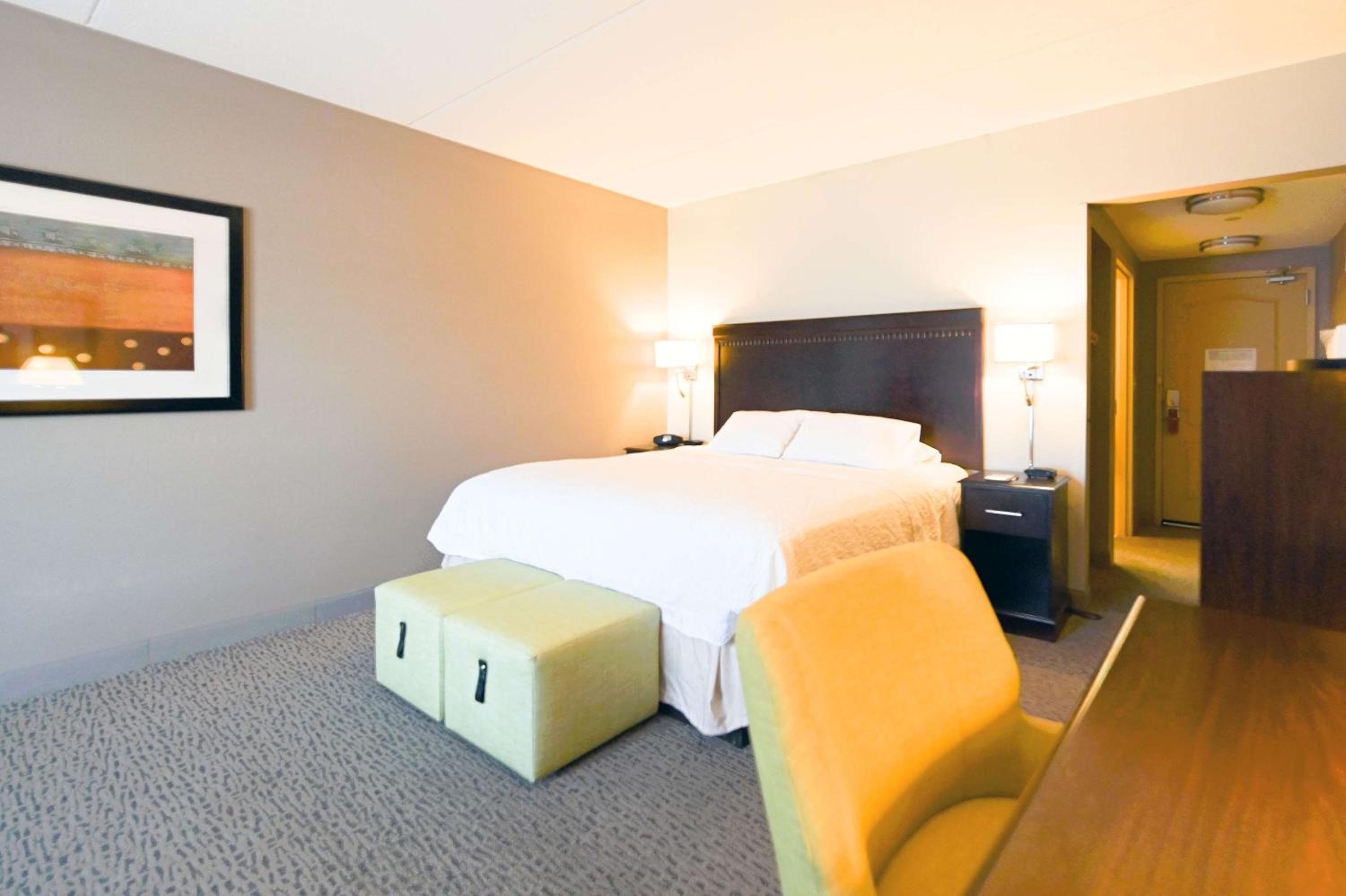 King Room with King Bed - Non-Smoking - Photo 5