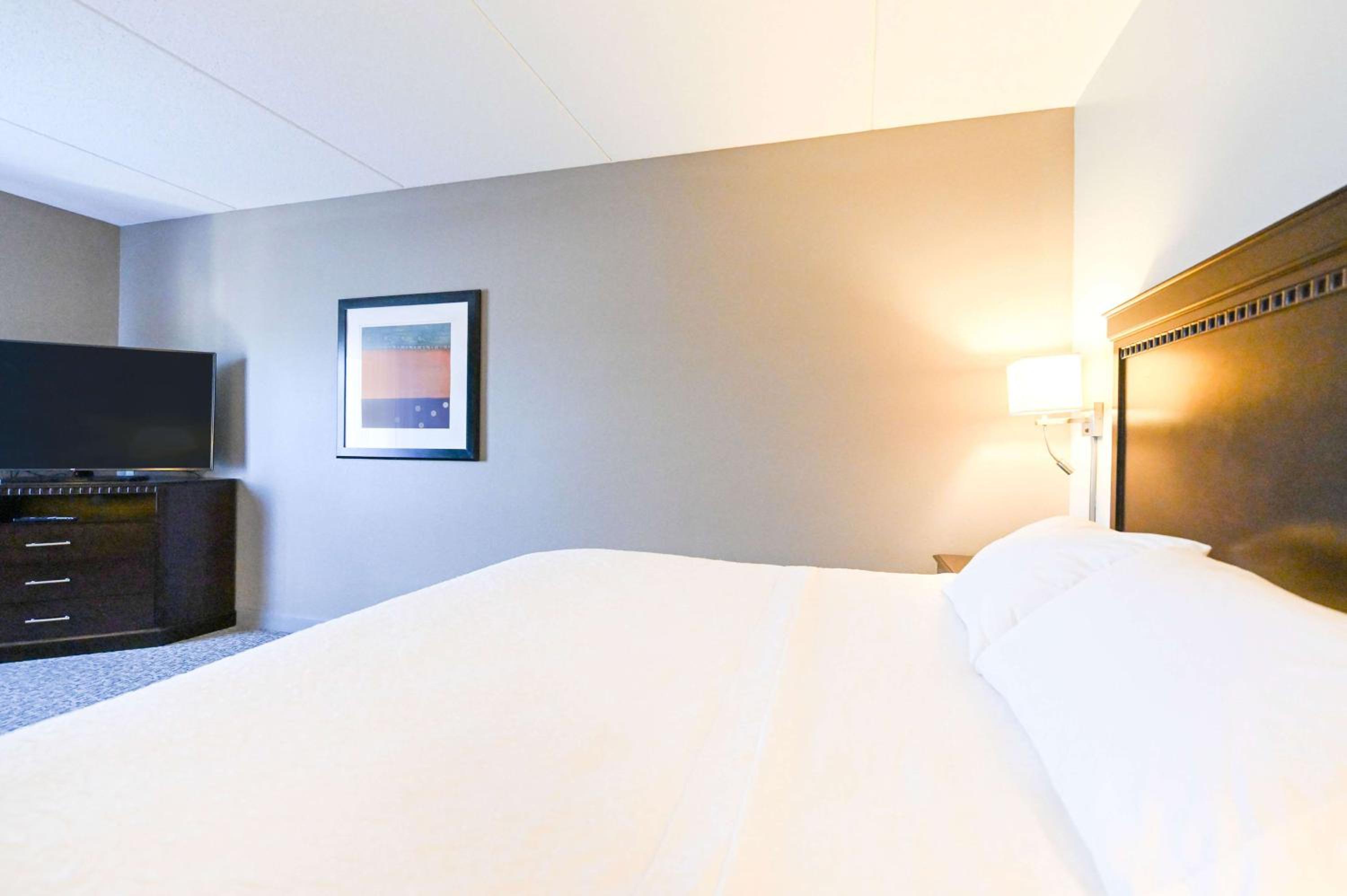 King Room with King Bed - Non-Smoking - Photo 2