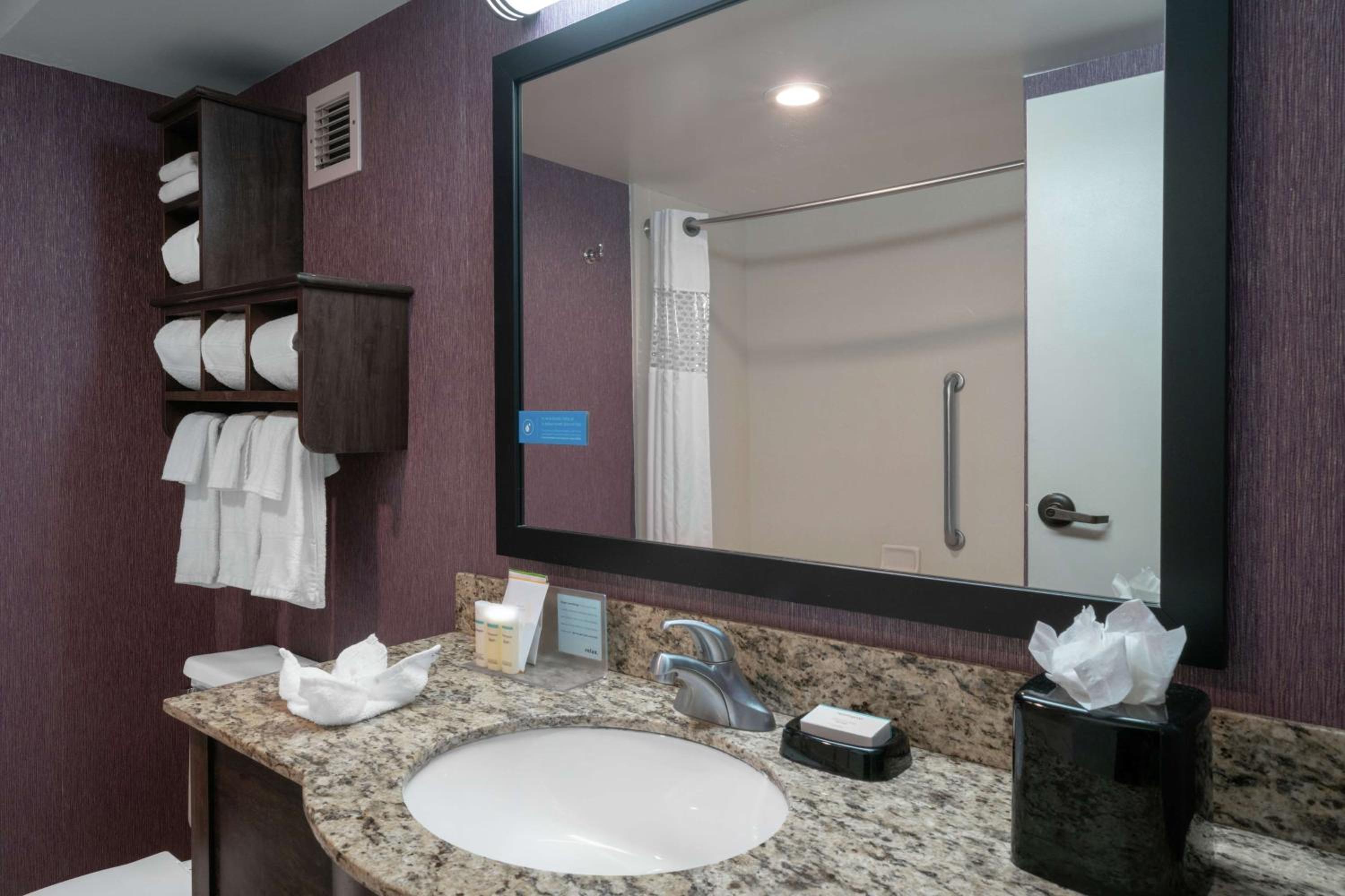 Queen Room with Two Queen Beds (4 Adults) - Photo 2