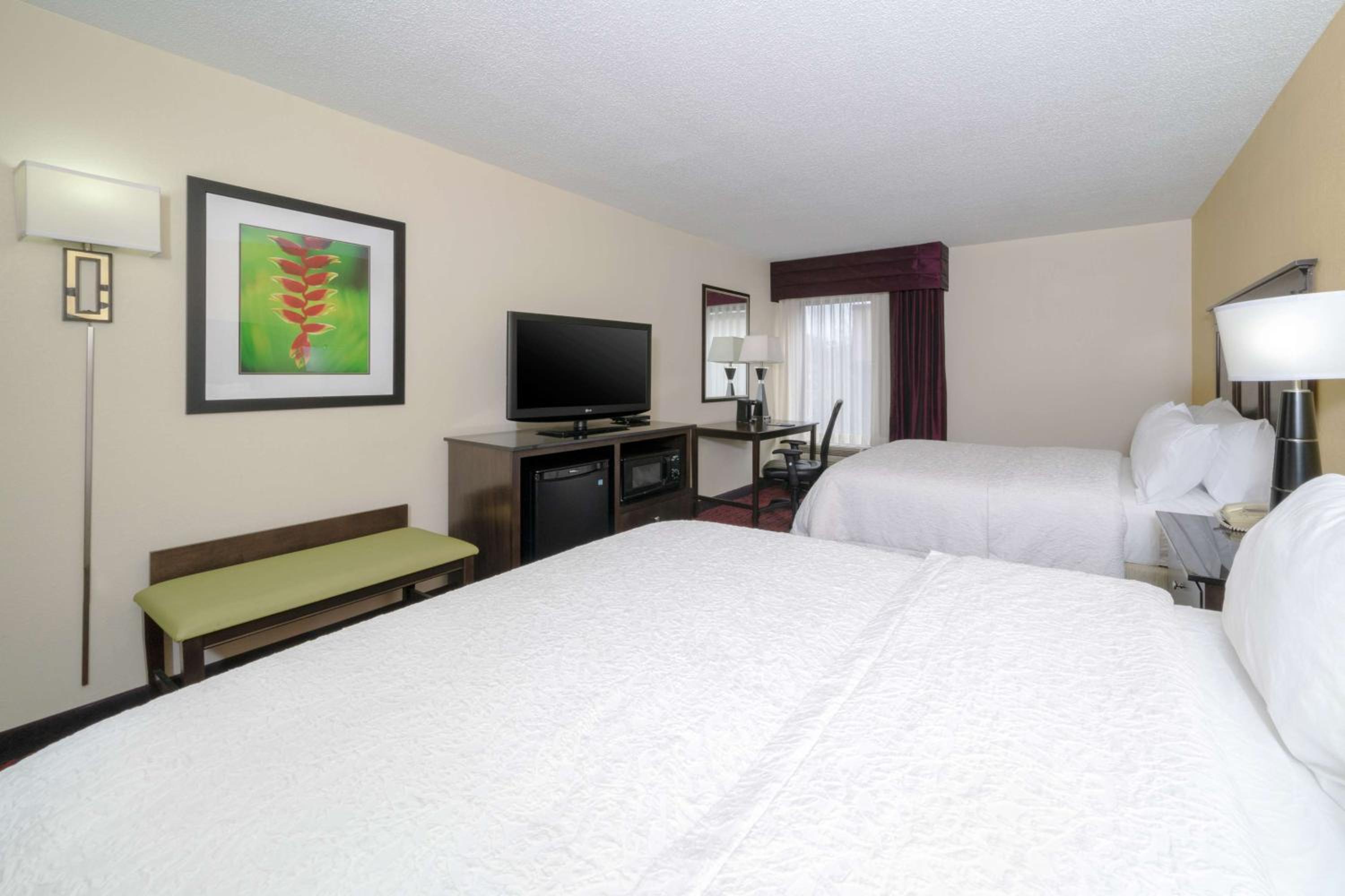 Queen Room with Two Queen Beds (4 Adults) - Photo 3