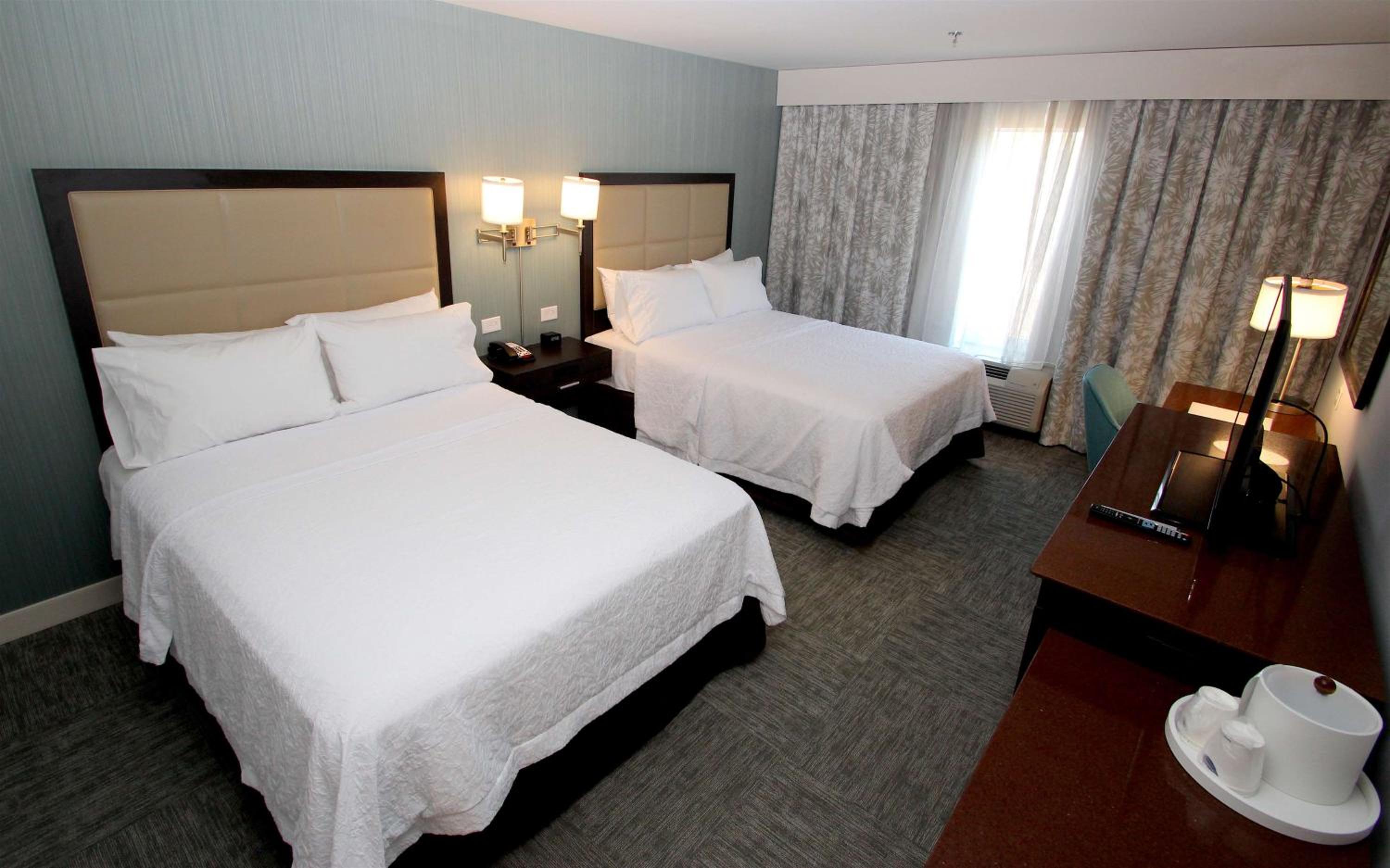 Queen Room with Two Queen Beds - Hearing Access/Non-Smoking photo 2