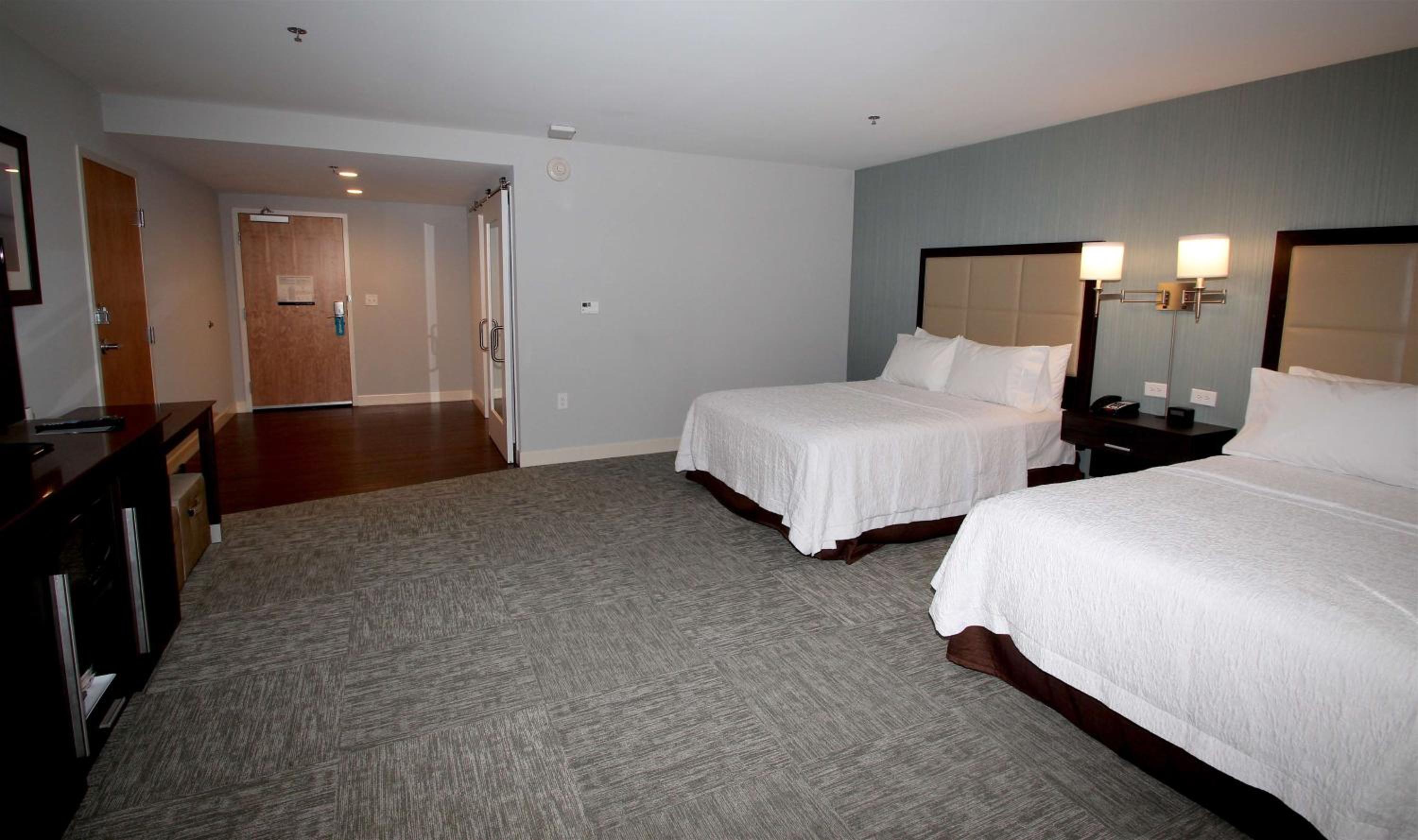 Queen Room with Two Queen Beds (4 Adults) photo 2