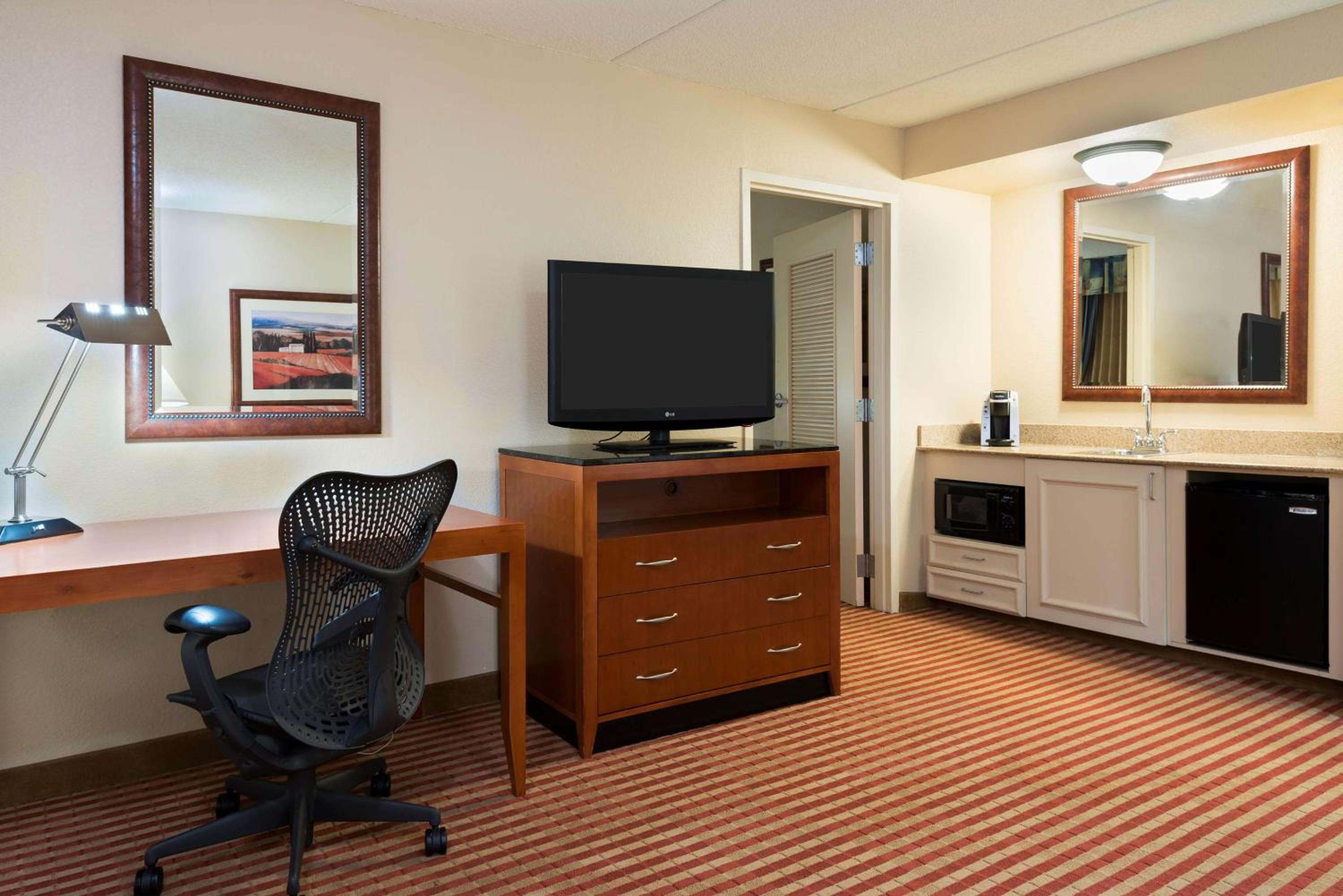 One-Bedroom Executive King Suite with Sofa Bed - Photo 2