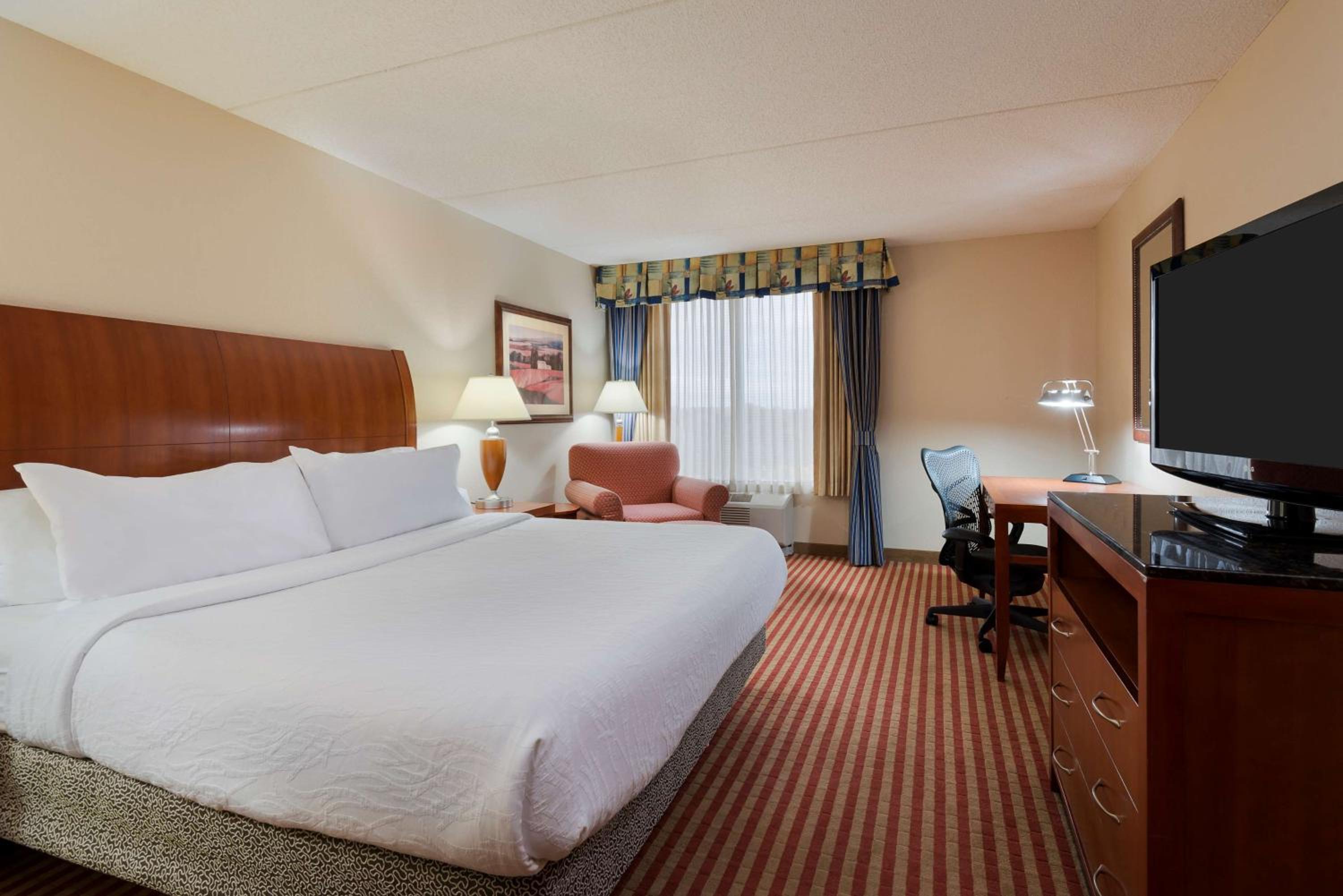 Standard King Room with Chaise Lounge - Photo 1