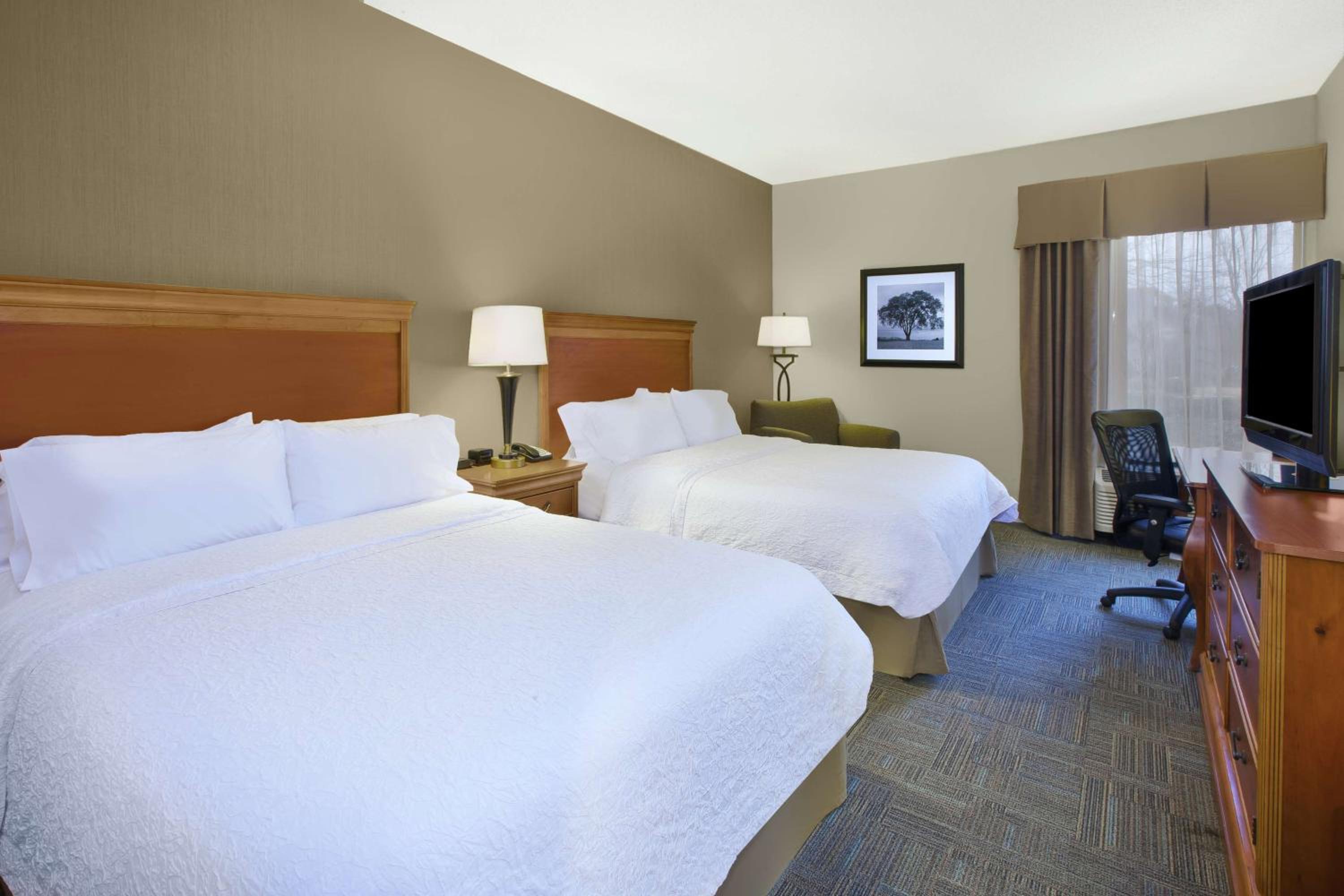 Queen Room with Two Queen Beds - Hearing Access/Non-Smoking - Photo 7