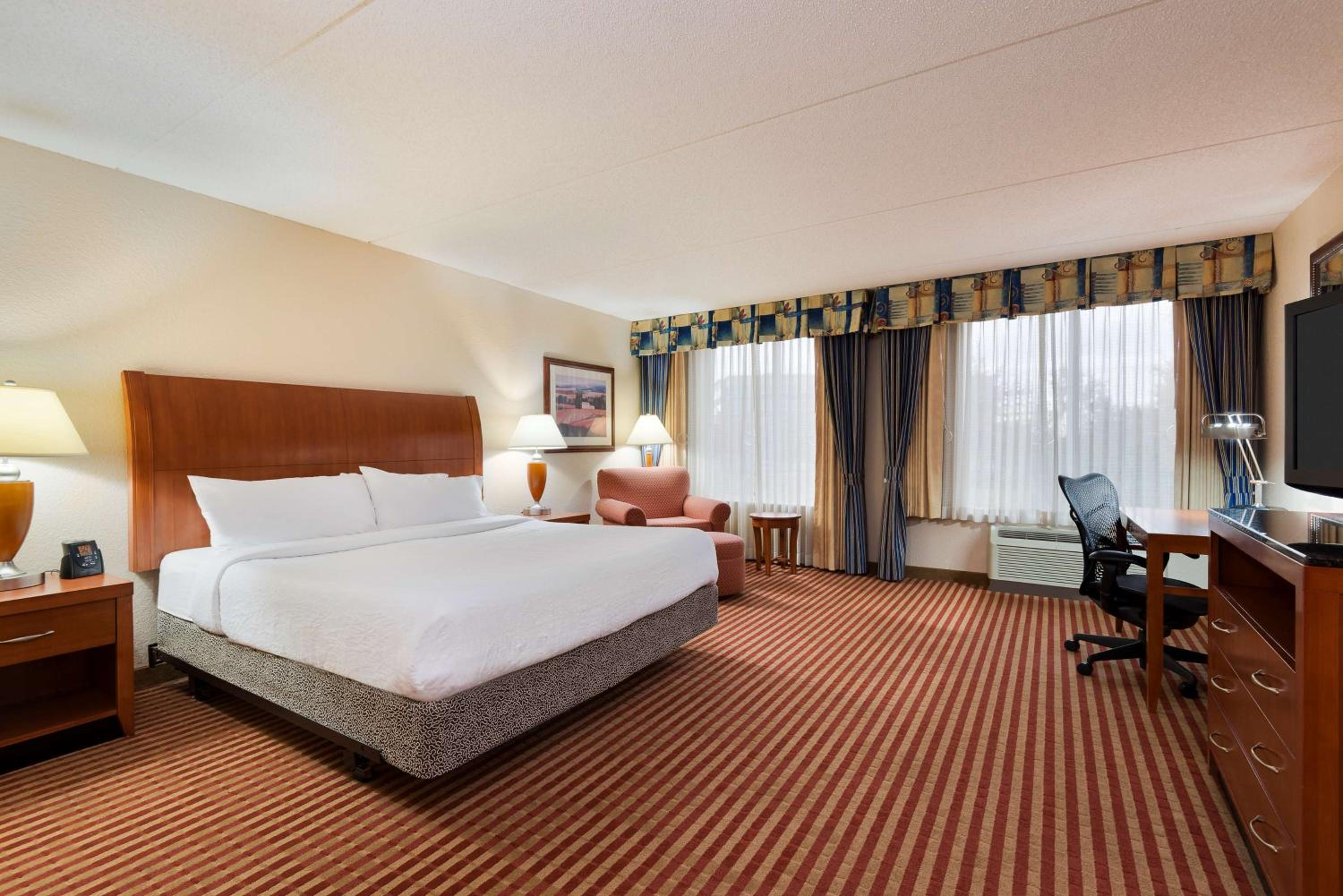 King Room with Tub - Mobility and Hearing Access - Photo 1
