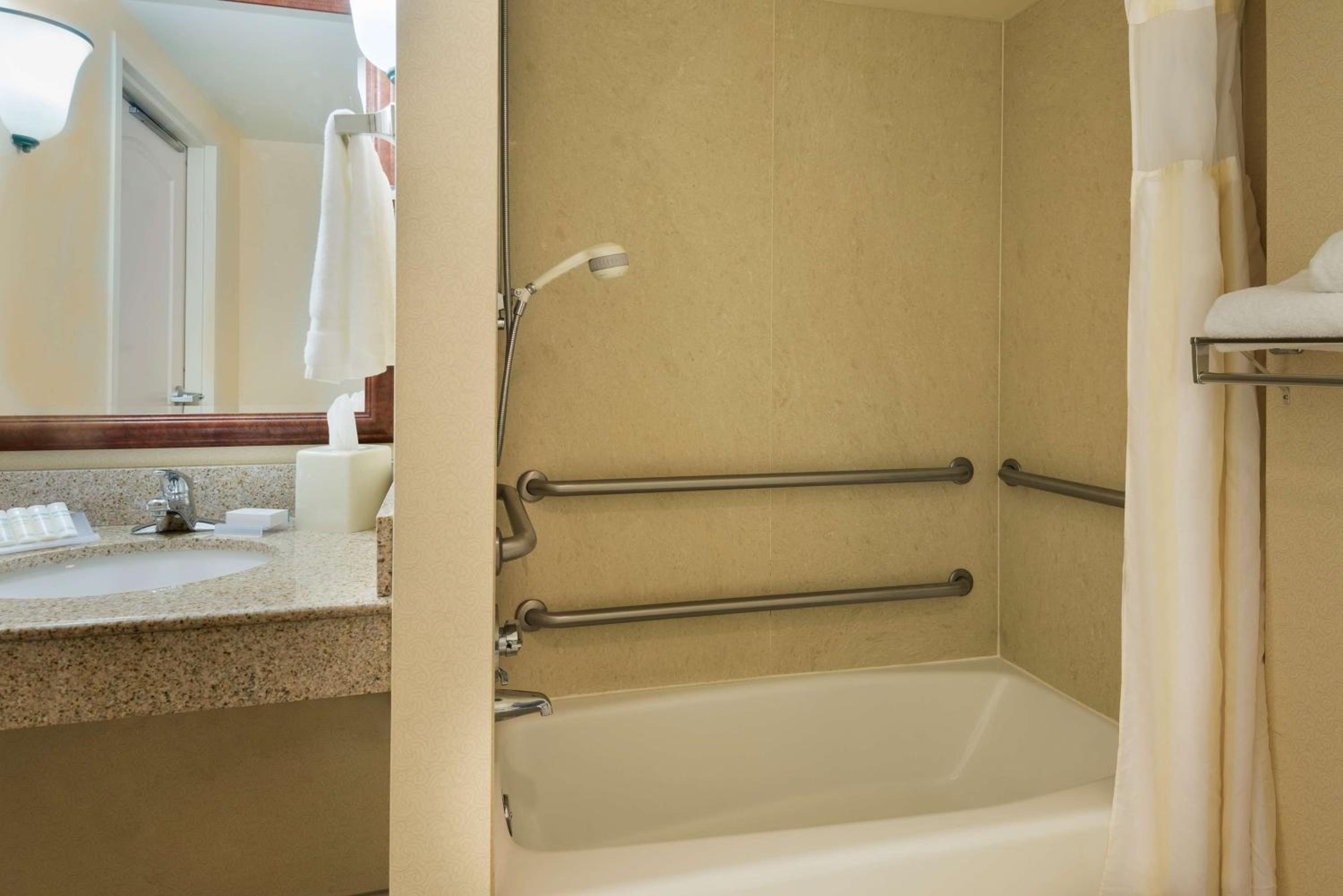 King Room with Tub - Mobility and Hearing Access - Photo 3