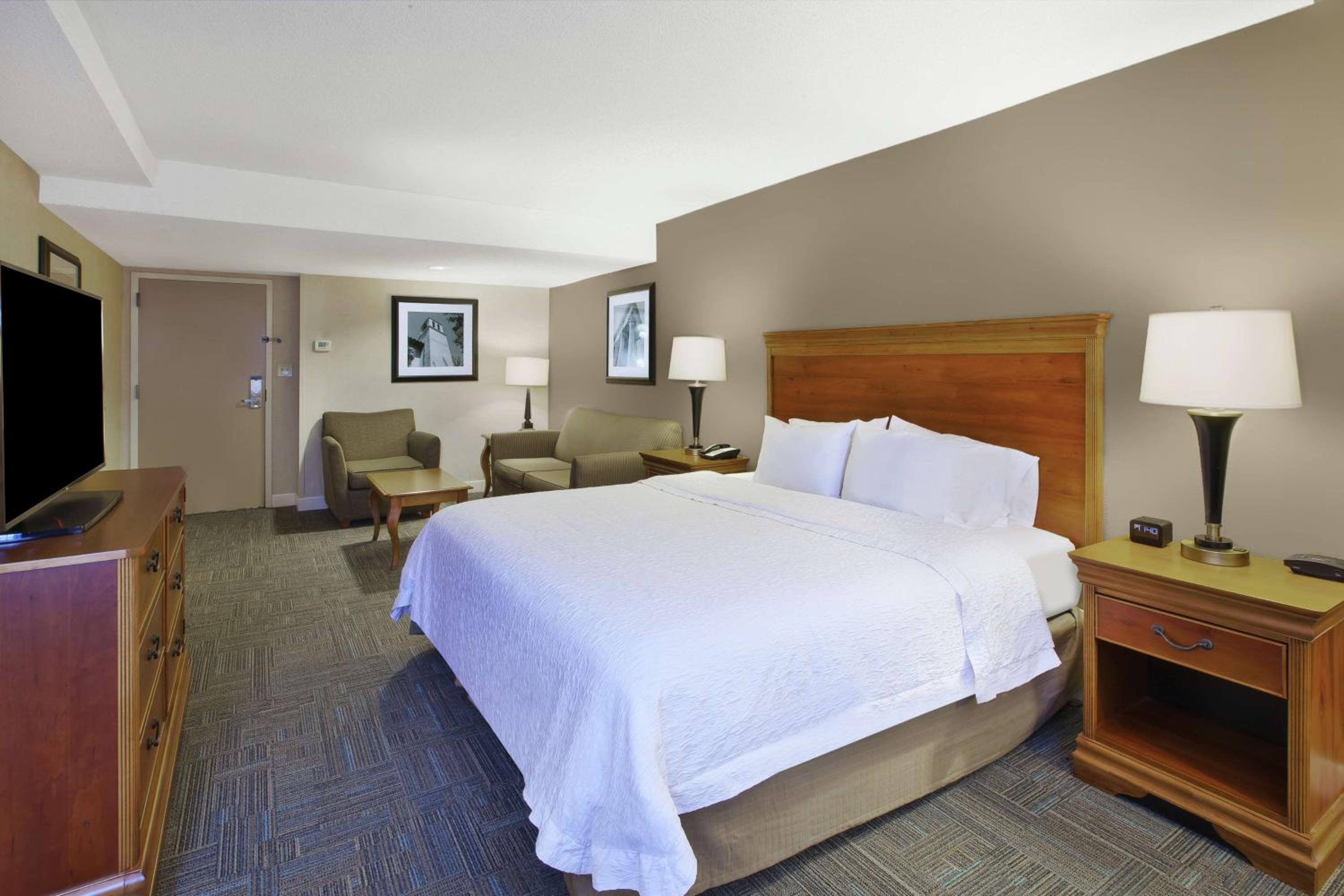 King Room with Sofa Bed - Non-Smoking - Photo 7