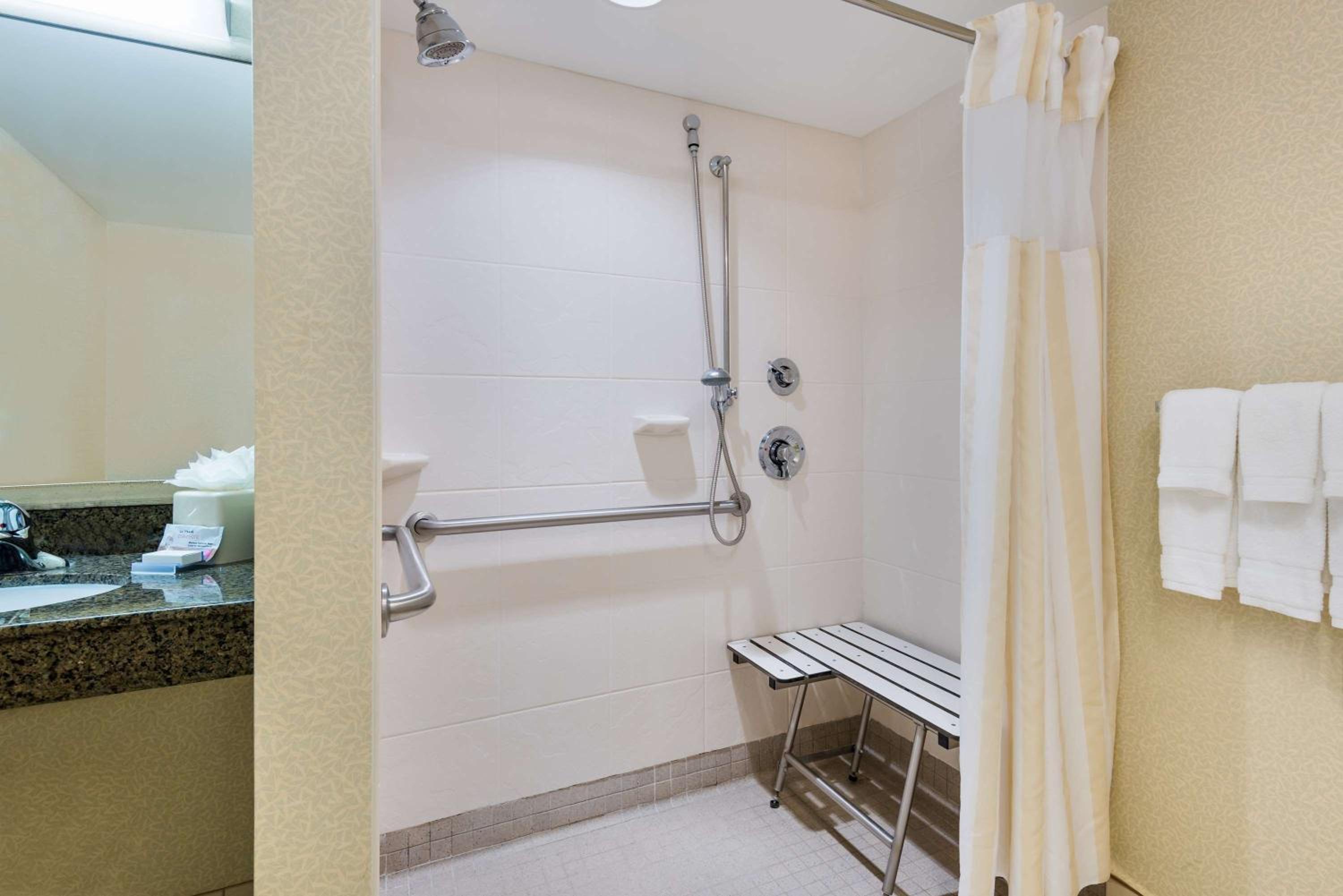 King Room with Bath Tub - Mobility Access - Photo 2